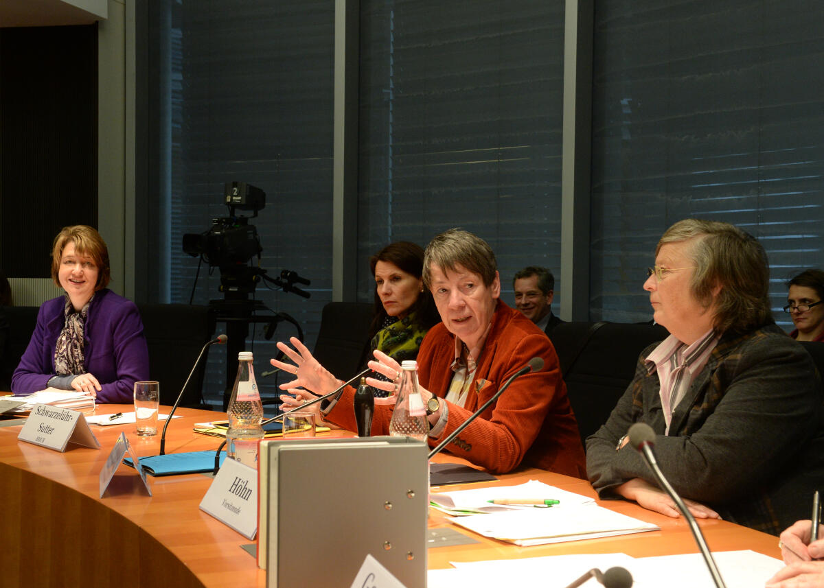 Höhn, Bärbel; Hendricks, Barbara; Schwarzelühr-Sutter, Rita Barbara Hendricks, (2.v.re), SPD, Bundesministerin für Umwelt, Naturschutz, Bau und Reaktorsicherheit, ist zu Gast beim gleichnamigen Ausschuss des Deutschen Bundestages. Die Sitzung, an der die Parlamentarische Staatssekretärin Rita Schwarzelühr-Sutter, (3.v.re), SPD, teil nimmt, wird von der Vorsitzenden des Ausschusses, Bärbel Höhn, (re), Bündnis 90/Die Grünen, geleitet.
