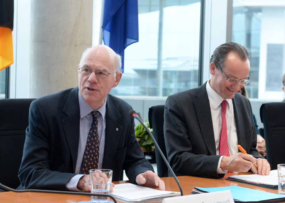 Lammert, Norbert; Krichbaum, Gunther Bundestagspräsident Prof. Dr. Norbert Lammert, (li), CDU/CSU, ist zu Gast beim Ausschuss des Deutschen Bundestages für die Angelegenheiten der Europäischen Union. Gunther Krichbaum, (re), CDU/CSU, Vorsitzender des Ausschusses, leitet die Sitzung.