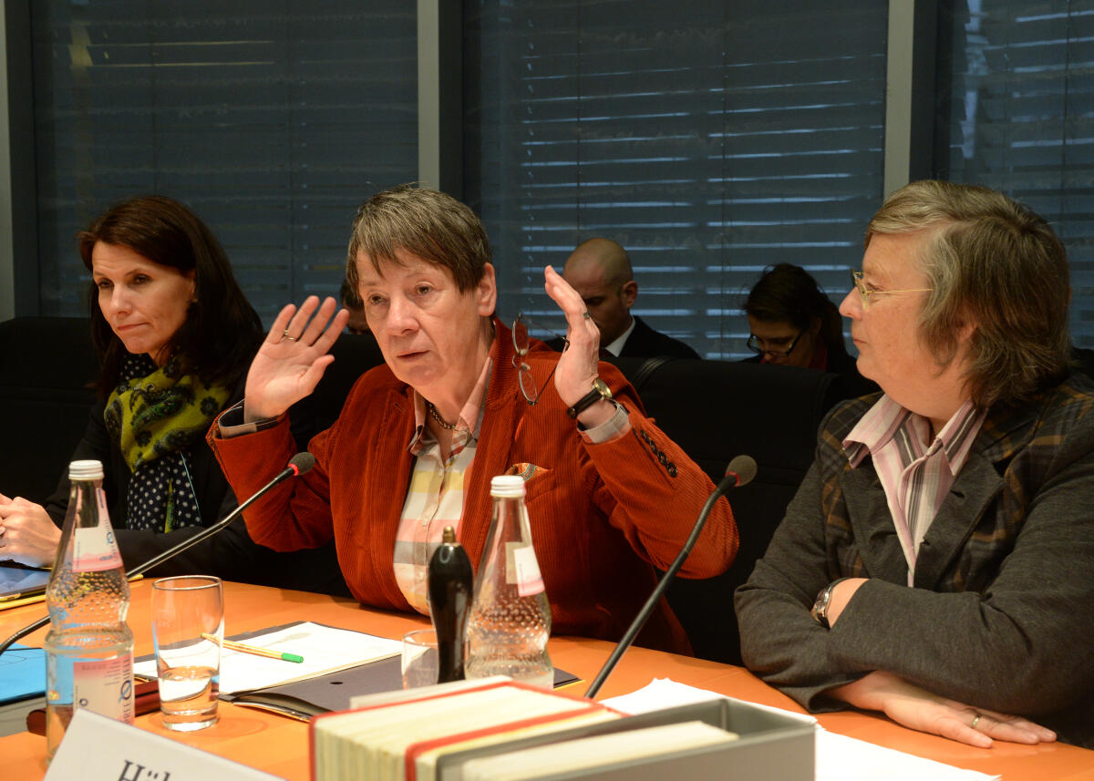 Höhn, Bärbel; Hendricks, Barbara; Schwarzelühr-Sutter, Rita Barbara Hendricks, (mitte), SPD, Bundesministerin für Umwelt, Naturschutz, Bau und Reaktorsicherheit, ist zu Gast beim gleichnamigen Ausschuss des Deutschen Bundestages. Die Sitzung, an der die Parlamentarische Staatssekretärin Rita Schwarzelühr-Sutter, (li), SPD, teil nimmt, wird von der Vorsitzenden des Ausschusses, Bärbel Höhn, (re), Bündnis 90/Die Grünen, geleitet.