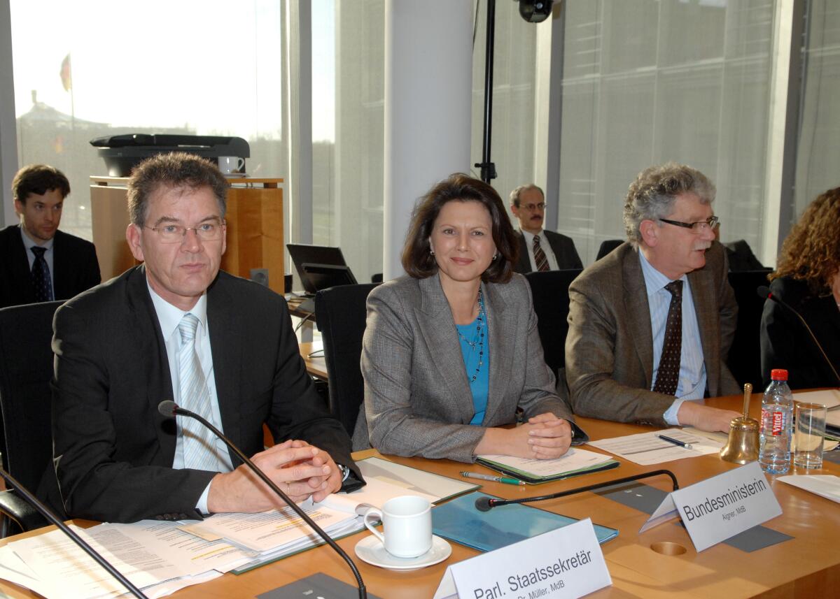 Hans-Michael Goldmann, FDP, (re), Vorsitzender des Ausschusses für Ernährung, Landwirtschaft und Verbraucherschutz des Deutschen Bundestages, leitet die Ausschusssitzung. Die Bundesministerin für Ernährung, Landwirtschaft und Verbraucherschutz Ilse Aigner, CDU/CSU, zu Gast im Ausschuss. Links im Bild Gerd Müller, CDU/CSU. Goldmann, Hans-Michael; Aigner, Ilse; Müller, Gerd Hans-Michael Goldmann, FDP, (re), Vorsitzender des Ausschusses für Ernährung, Landwirtschaft und Verbraucherschutz des Deutschen Bundestages, leitet die Ausschusssitzung. Die Bundesministerin für Ernährung, Landwirtschaft und Verbraucherschutz Ilse Aigner, CDU/CSU, zu Gast im Ausschuss. Links im Bild Gerd Müller, CDU/CSU.