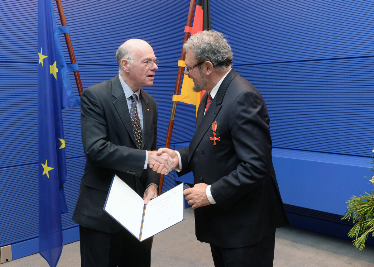 Lammert, Norbert; Pflug, Johannes Bundestagspräsident Prof. Dr. Norbert Lammert, (li), CDU/CSU,händigt die Ordensinsignien des Verdienstordens der Bundesrepublik Deutschland an Mitglieder und ehemalige Mitglieder des Deutschen Bundestages aus. Das Verdienstkreuz am Bande erhält Johannes Pflug, (re), SPD.; Fahne, Fahnen, Blumen, Orden, Ordensverleihung.