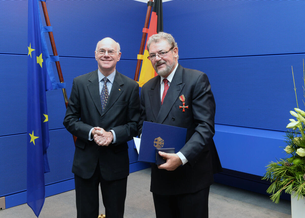 Lammert, Norbert; Pflug, Johannes Bundestagspräsident Prof. Dr. Norbert Lammert, (li), CDU/CSU,händigt die Ordensinsignien des Verdienstordens der Bundesrepublik Deutschland an Mitglieder und ehemalige Mitglieder des Deutschen Bundestages aus. Das Verdienstkreuz am Bande erhält Johannes Pflug, (re), SPD.; Fahne, Fahnen, Blumen, Orden, Ordensverleihung.