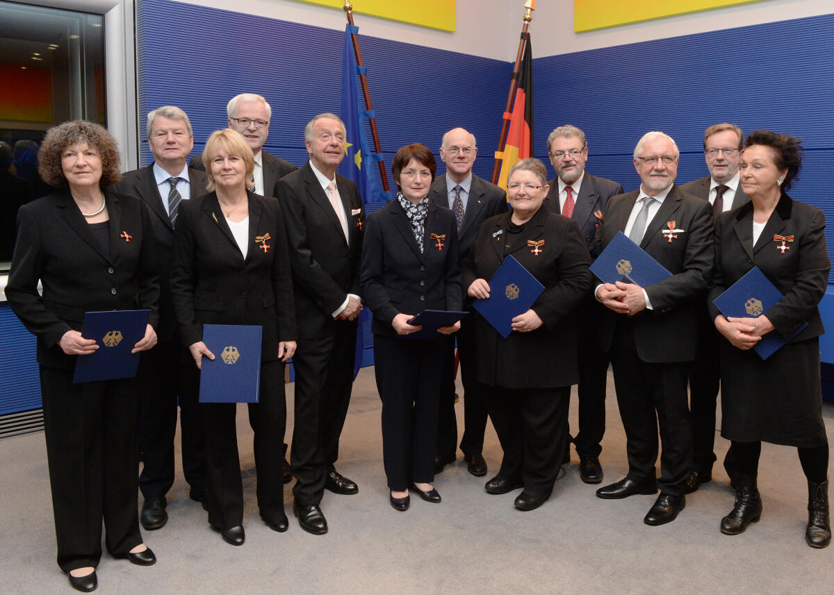 Lammert, Norbert; Granold, Ute; Jochimsen, Lukrezia; Kaster, Bernhard; Lehmer, Maximilian; Pflug, Johannes; Rupprecht, Marlene; Sager, Krista; Wieland, Wolfgang; Kues, Hermann; Neumann, Bernd; Zapf, Uta Bundestagspräsident Prof. Dr. Norbert Lammert, (li), CDU/CSU,händigt die Ordensinsignien des Verdienstordens der Bundesrepublik Deutschland an Mitglieder und ehemalige Mitglieder des Deutschen Bundestages aus. Gruppenfoto v.li: Uta Zapf, Wolfgang Wieland, Krista Sager, Dr. Hermann Kues, Bernd Neumann, Uta Granold, Präsident Lammert, Marlene Rupprecht, Johannes Pflug, Dr. Maximilian Lehmer, Bernhard Kaster, Dr. Lukrezia Jochimsen.; Fahne, Fahnen.