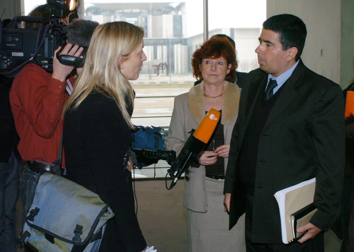 Burchardt, Ulla; Munoz, Vernor Ulla Burchardt, (2. v. re.), MdB, SPD, Ausschussvorsitzende des Ausschusses für Bildung, Forschung und Technikfolgenabschätzung, im Deutschen Bundestag, und der Gast im Ausschuss, UN-Sonderberichterstatter für Bildung Vernor Munoz, bei Pressestatements.