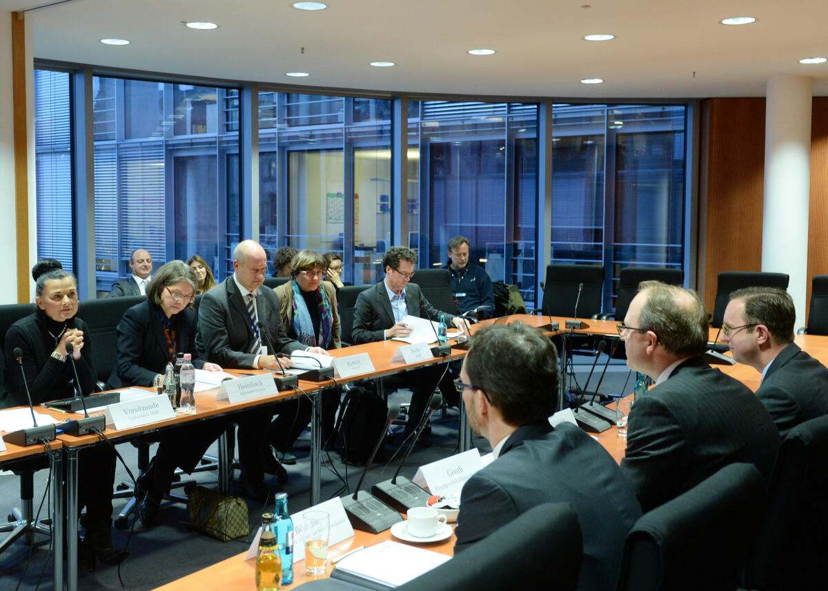 Der Ausschuss des Deutschen Bundestages für Ernährung und Landwirtschaft hat unter der Leitung der Vorsitzenden Gitta Connemann, (li), CDU/CSU, ein Berichterstattergespräch mit Vorstandsmitgliedern der Handelsverband Deutschland e. V. (HDE).; Übersicht. Connemann, Gitta Der Ausschuss des Deutschen Bundestages für Ernährung und Landwirtschaft hat unter der Leitung der Vorsitzenden Gitta Connemann, (li), CDU/CSU, ein Berichterstattergespräch mit Vorstandsmitgliedern der Handelsverband Deutschland e. V. (HDE).; Übersicht.