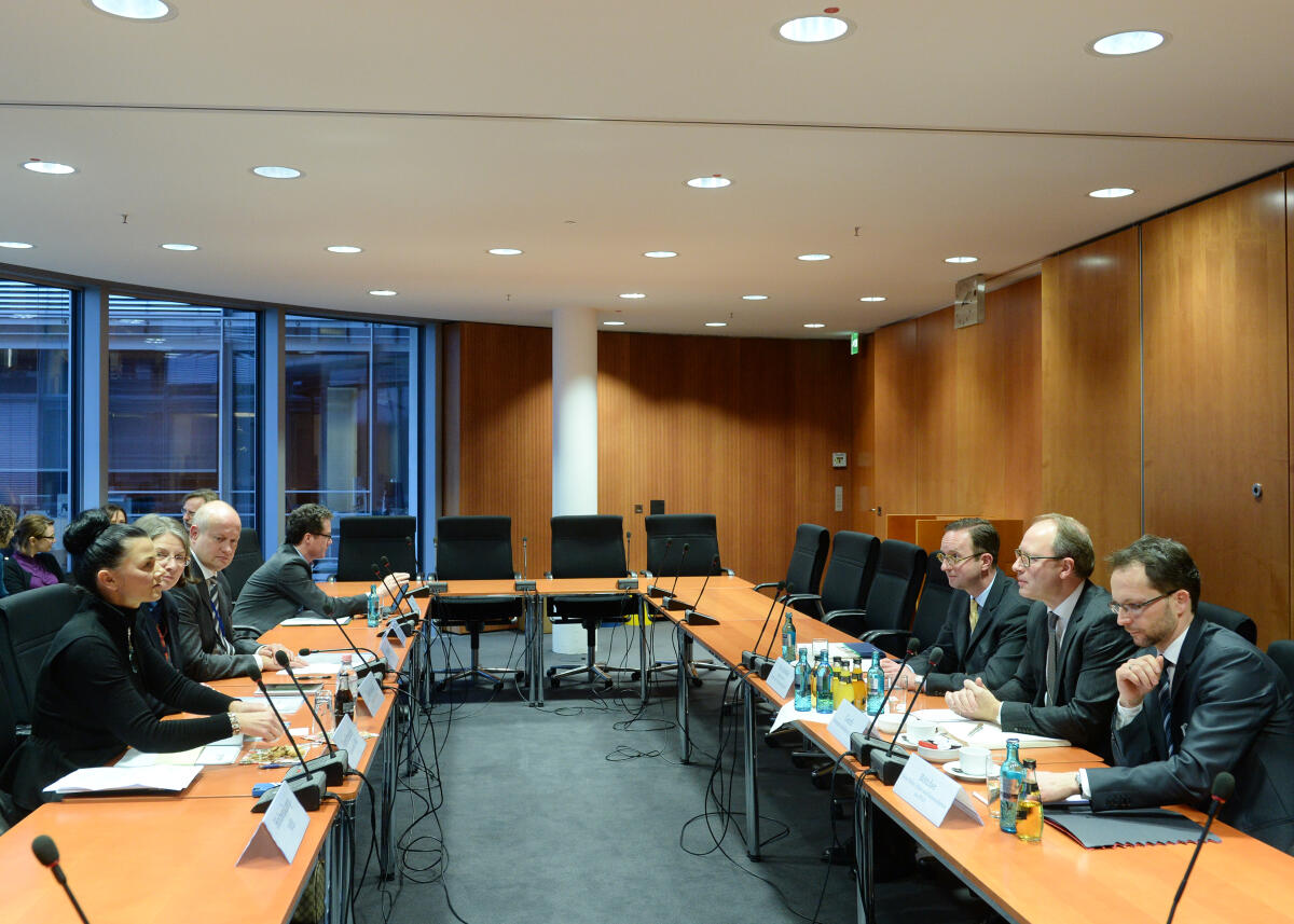 Der Ausschuss des Deutschen Bundestages für Ernährung und Landwirtschaft hat unter der Leitung der Vorsitzenden Gitta Connemann, (li), CDU/CSU, ein Berichterstattergespräch mit Vorstandsmitgliedern der Handelsverband Deutschland e. V. (HDE).; Übersicht. Connemann, Gitta Der Ausschuss des Deutschen Bundestages für Ernährung und Landwirtschaft hat unter der Leitung der Vorsitzenden Gitta Connemann, (li), CDU/CSU, ein Berichterstattergespräch mit Vorstandsmitgliedern der Handelsverband Deutschland e. V. (HDE).; Übersicht.