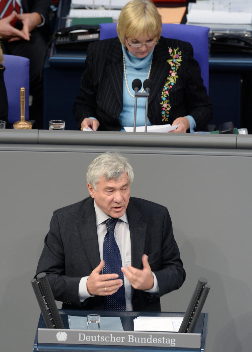Karl, Alois; Roth, Claudia Alois Karl, CDU/CSU, Bundestagsabgeordneter, Abgeordneter, Mitglied Deutscher Bundestag, MdB, Rede, 76. Sitzung, ZP 2, Thema: Finanzhilfen zugunsten Griechenlands, Vorsitz: Bundestagsvizepräsidentin Claudia Roth, Bündnis 90/Die Grünen.; Rednerpult.