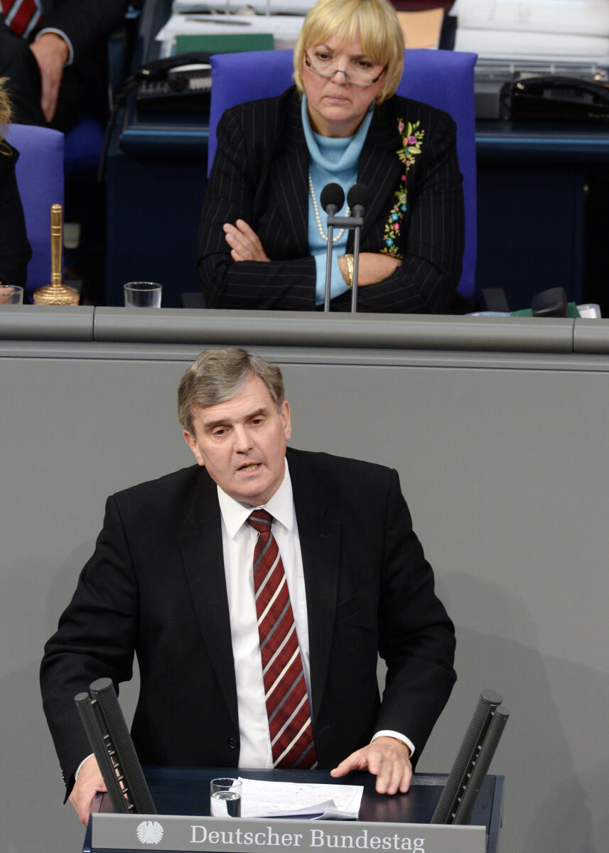 Ewald Schurer, SPD, Bundestagsabgeordneter, Abgeordneter, Mitglied Deutscher Bundestag, MdB, Rede, 76. Sitzung, ZP 2, Thema: Finanzhilfen zugunsten Griechenlands, Vorsitz: Bundestagsvizepräsidentin Claudia Roth, Bündnis 90/Die Grünen.; Rednerpult. Schurer, Ewald; Roth, Claudia Ewald Schurer, SPD, Bundestagsabgeordneter, Abgeordneter, Mitglied Deutscher Bundestag, MdB, Rede, 76. Sitzung, ZP 2, Thema: Finanzhilfen zugunsten Griechenlands, Vorsitz: Bundestagsvizepräsidentin Claudia Roth, Bündnis 90/Die Grünen.; Rednerpult.