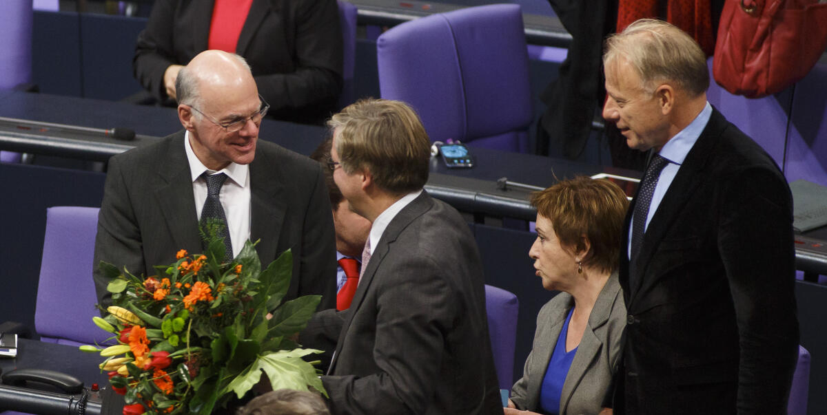 Wahl des Wehrbeauftragten des Deutschen Bundestages. Hans-Peter Bartels SPD, MdB, (mitte stehend), neuer Wehrbeauftragter des Deutschen Bundestages, wird von Bundestagspräsident Prof. Dr. Norbert Lammert, CDU/CSU, (links stehend) und Jürgen Trittin, Bündnis 90/Die Grünen, MdB, (rechts stehend), nach Bekanntgabe des Wahlergebnisses beglückwünscht.; Präsident, Deutscher Bundestag, Glückwunsch, Glückwünsche, Gratulation, Blumen, Blumenstrauß Lammert, Norbert; Bartels, Hans-Peter; Trittin, Jürgen Wahl des Wehrbeauftragten des Deutschen Bundestages. Hans-Peter Bartels SPD, MdB, (mitte stehend), neuer Wehrbeauftragter des Deutschen Bundestages, wird von Bundestagspräsident Prof. Dr. Norbert Lammert, CDU/CSU, (links stehend) und Jürgen Trittin, Bündnis 90/Die Grünen, MdB, (rechts stehend), nach Bekanntgabe des Wahlergebnisses beglückwünscht.; Präsident, Deutscher Bundestag, Glückwunsch, Glückwünsche, Gratulation, Blumen, Blumenstrauß