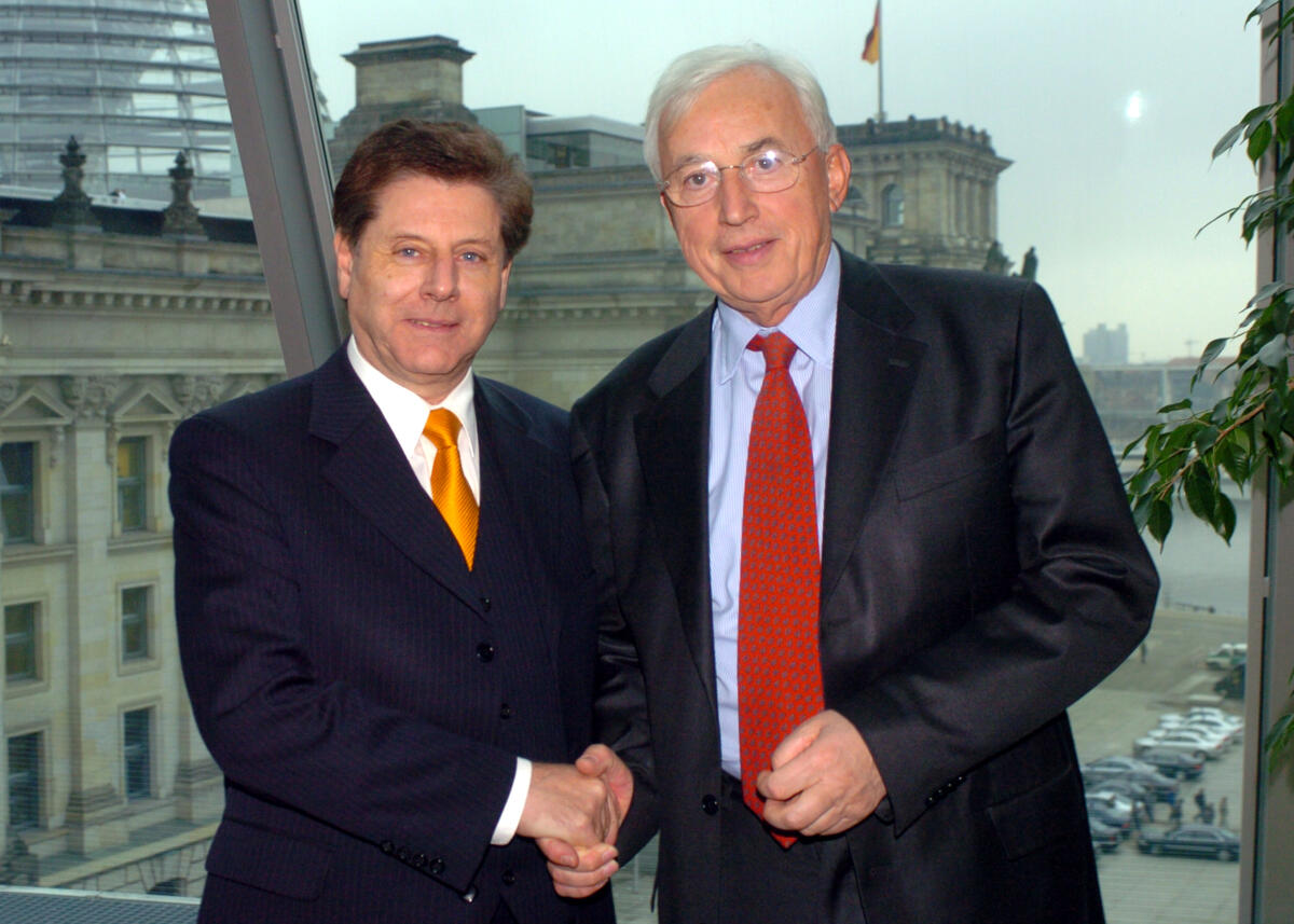 Der Finanzausschuss des Deutschen Bundestages trifft mit dem Vorsitzenden, Pierre Mehaignerie, (re.), des Finanzausschusses der Französischen Nationalversammlung zusammen. Links der Vorsitzende des Bundestagsausschusses für Finanzen, Eduard Oswald, CDU/CSU. Oswald, Eduard; Mehaignerie, Pierre Der Finanzausschuss des Deutschen Bundestages trifft mit dem Vorsitzenden, Pierre Mehaignerie, (re.), des Finanzausschusses der Französischen Nationalversammlung zusammen. Links der Vorsitzende des Bundestagsausschusses für Finanzen, Eduard Oswald, CDU/CSU.