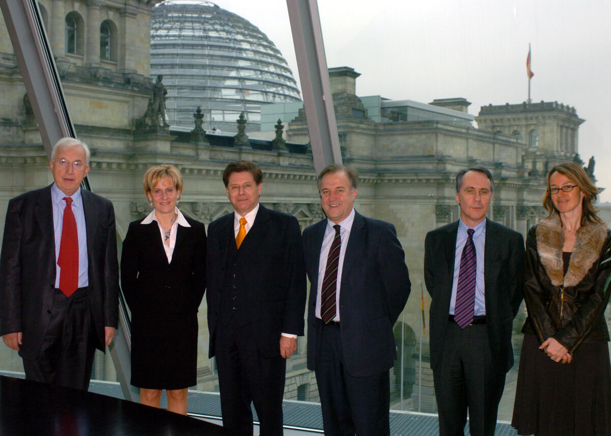 Oswald, Eduard; Mehaignerie, Pierre Der Finanzausschuss des Deutschen Bundestages trifft mit dem Vorsitzenden, Pierre Mehaignerie, (li.), des Finanzausschusses der Französischen Nationalversammlung zusammen. 3. v. re. der Vorsitzende des Bundestagsausschusses für Finanzen, Eduard Oswald, CDU/CSU.