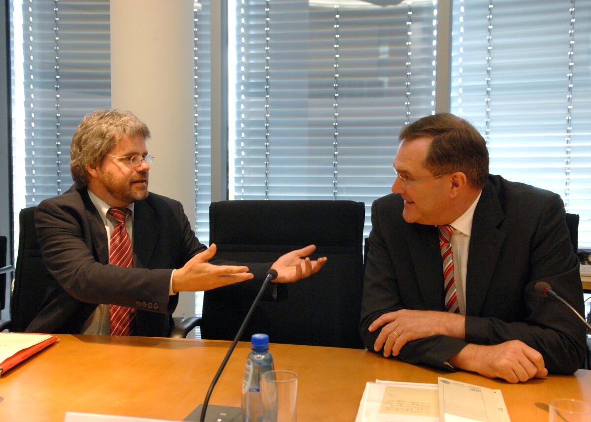 Thilo Hoppe, Bündnis 90/Die Grünen, (li.), Vorsitzender des Ausschusses, und Bundesminister der Verteidigung Franz Josef Jung, CDU/CSU, (re.), im Ausschuss für wirtschaftliche Zusammenarbeit im Deutschen Bundestag. Hoppe, Thilo; Jung, Franz Josef Thilo Hoppe, Bündnis 90/Die Grünen, (li.), Vorsitzender des Ausschusses, und Bundesminister der Verteidigung Franz Josef Jung, CDU/CSU, (re.), im Ausschuss für wirtschaftliche Zusammenarbeit im Deutschen Bundestag.