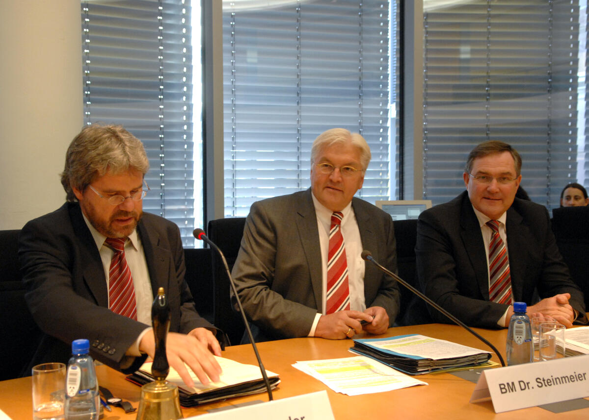 Ausschuss für wirtschaftliche Zusammenarbeit und Entwicklung; Thilo Hoppe, Bündnis 90/Die Grünen, (li.), Ausschussvorsitzender, Bundesaussenminister Frank-Walter Steinmeier, SPD, (mitte), und Bundesminister der Verteidigung Franz Josef Jung, CDU/CSU, (re.), im Ausschuss für wirtschaftliche Zusammenarbeit im Deutschen Bundestag. Hoppe, Thilo; Steinmeier, Frank-Walter; Jung, Franz Josef Ausschuss für wirtschaftliche Zusammenarbeit und Entwicklung; Thilo Hoppe, Bündnis 90/Die Grünen, (li.), Ausschussvorsitzender, Bundesaussenminister Frank-Walter Steinmeier, SPD, (mitte), und Bundesminister der Verteidigung Franz Josef Jung, CDU/CSU, (re.), im Ausschuss für wirtschaftliche Zusammenarbeit im Deutschen Bundestag.
