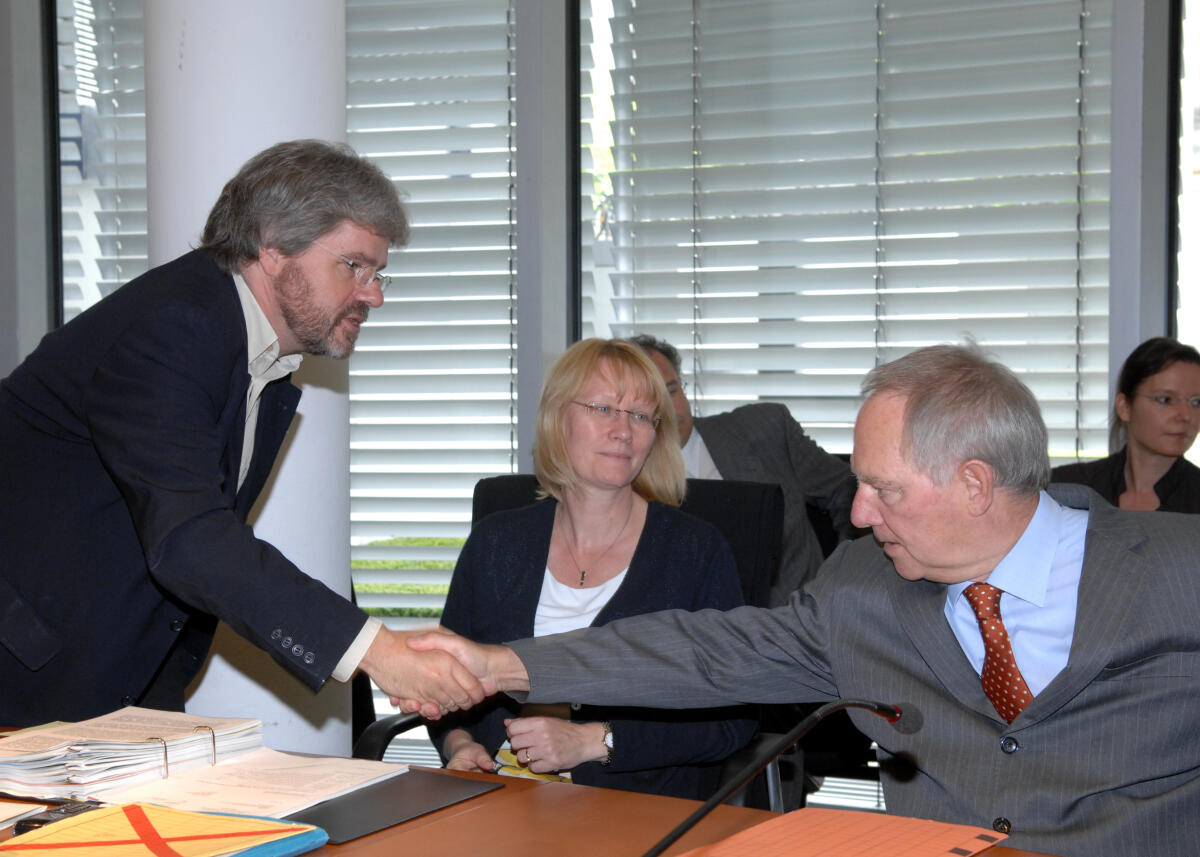 Der Bundesminister des Inneren, Dr. Wolfgang Schäuble, CDU/CSU, (re.), ist Gast im Ausschuss für wirtschaftliche Zusammenarbeit und Entwicklung. Der Ausschuss wird vom Ausschussvorsitzenden Thilo Hoppe, Bündnis 90/Die Grünen, (li.), geleitet. Daran teil nimmt auch die Parl. Sts. Karin Kortmann, SPD, (mitte). Hoppe, Thilo; Kortmann, Karin; Schäuble, Wolfgang Der Bundesminister des Inneren, Dr. Wolfgang Schäuble, CDU/CSU, (re.), ist Gast im Ausschuss für wirtschaftliche Zusammenarbeit und Entwicklung. Der Ausschuss wird vom Ausschussvorsitzenden Thilo Hoppe, Bündnis 90/Die Grünen, (li.), geleitet. Daran teil nimmt auch die Parl. Sts. Karin Kortmann, SPD, (mitte).