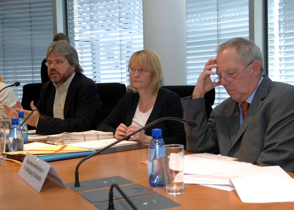 Der Bundesminister des Inneren, Dr. Wolfgang Schäuble, CDU/CSU, (re.), ist Gast im Ausschuss für wirtschaftliche Zusammenarbeit und Entwicklung. Der Ausschuss wird vom Ausschussvorsitzenden Thilo Hoppe, Bündnis 90/Die Grünen, (li.), geleitet. Daran teil nimmt auch die Parl. Sts. Karin Kortmann, SPD, (mitte). Hoppe, Thilo; Kortmann, Karin; Schäuble, Wolfgang Der Bundesminister des Inneren, Dr. Wolfgang Schäuble, CDU/CSU, (re.), ist Gast im Ausschuss für wirtschaftliche Zusammenarbeit und Entwicklung. Der Ausschuss wird vom Ausschussvorsitzenden Thilo Hoppe, Bündnis 90/Die Grünen, (li.), geleitet. Daran teil nimmt auch die Parl. Sts. Karin Kortmann, SPD, (mitte).