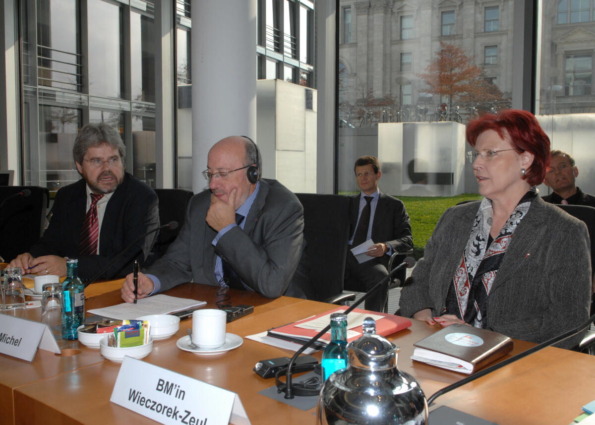 Thilo Hoppe, (li.), Bündnis 90/Die Grünen, Vositzender des Ausschusses für wirtschaftliche Zusammenarbeit und Entwicklung des Deutschen Bundestages leitet eine Ausschusssitzung, an der der EU-Kommissar für Entwicklung und humanitäre Hilfe, Louis Michel, (re.), und die Bundesministerin für wirtschaftliche Zusammenarbeit und Entwicklung, Heidemarie Wieczorek-Zeul, SPD, teil nehmen. Hoppe, Thilo; Wieczorek-Zeul, Heidemarie; Michel, Louis Thilo Hoppe, (li.), Bündnis 90/Die Grünen, Vositzender des Ausschusses für wirtschaftliche Zusammenarbeit und Entwicklung des Deutschen Bundestages leitet eine Ausschusssitzung, an der der EU-Kommissar für Entwicklung und humanitäre Hilfe, Louis Michel, (re.), und die Bundesministerin für wirtschaftliche Zusammenarbeit und Entwicklung, Heidemarie Wieczorek-Zeul, SPD, teil nehmen.