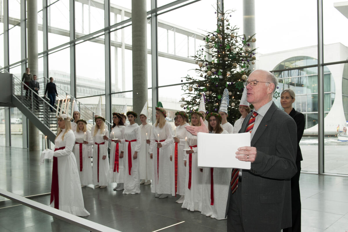 Lammert, Norbert Das weihnachtliche Chorkonzert des Musikgymnasiums Kammarkör aus Stockholm.; Bundestagspräsident Dr. Norbert Lammert, CDU/CSU, MdB, hält eine Ansprache.; Musik, Konzert, Jugendchor, Chor, Gesang, Kostüme, Weihnachtsbaum, Rede, Präsident des Deutschen Bundestages