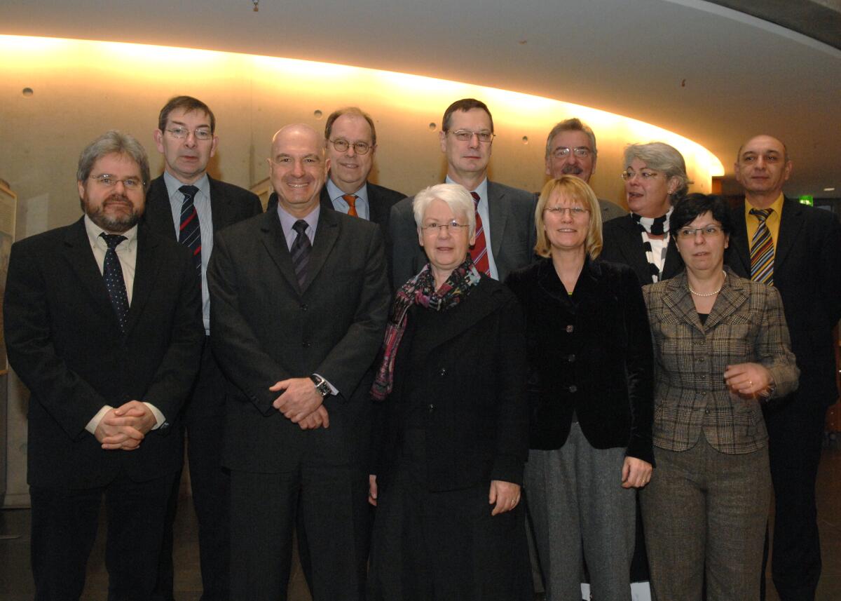 Thilo Hoppe, Bündnis 90/Die Grünen, (1. Reihe li.), eröffnet die Ausschusssitzung des Ausschusses für wirtschaftliche Zusammenarbeit und Entwicklung im Deutschen Bundestag. An der Sitzung nimmt IIan Mor, (1. Reihe 2. v. li.), Gesandter des Staates Israel, teil. Gruppenfoto mit den Teilnehmern des Ausschusses. Hoppe, Thilo; Mor, IIan Thilo Hoppe, Bündnis 90/Die Grünen, (1. Reihe li.), eröffnet die Ausschusssitzung des Ausschusses für wirtschaftliche Zusammenarbeit und Entwicklung im Deutschen Bundestag. An der Sitzung nimmt IIan Mor, (1. Reihe 2. v. li.), Gesandter des Staates Israel, teil. Gruppenfoto mit den Teilnehmern des Ausschusses.