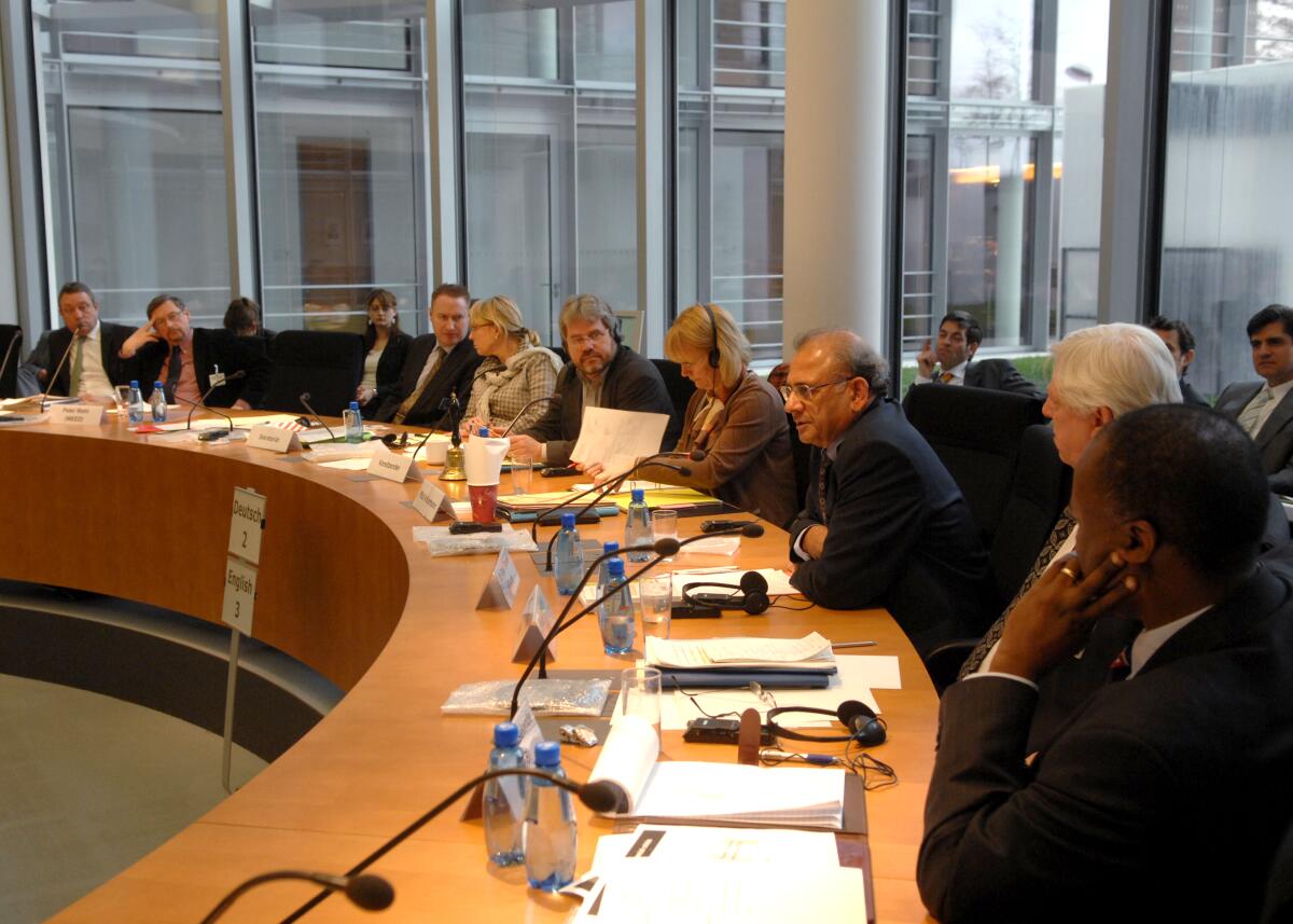 Mit Beteiligung der Sachverständigen Dr. Yash Tandon, (3.v.re.), Dr. Louis Kasekende, (re.), Wolfgang Kroh, KfW, (2.v.re.), Peter Wolff, (li.), und Peter Wahl, (2.v.li), tagt der Ausschuss für wirtschaftliche Zusammenarbeit und Entwicklung des Deutschen Bundestages unter der Leitung des Ausschussvorsitzenden Thilo Hoppe, (5.v.re.), Bündnis 90/Die Grünen. Wolff, Peter; Wahl, Peter; Kasekende, Louis; Kroh, Wolfgang; Tandon, Yash; Hoppe, Thilo Mit Beteiligung der Sachverständigen Dr. Yash Tandon, (3.v.re.), Dr. Louis Kasekende, (re.), Wolfgang Kroh, KfW, (2.v.re.), Peter Wolff, (li.), und Peter Wahl, (2.v.li), tagt der Ausschuss für wirtschaftliche Zusammenarbeit und Entwicklung des Deutschen Bundestages unter der Leitung des Ausschussvorsitzenden Thilo Hoppe, (5.v.re.), Bündnis 90/Die Grünen.