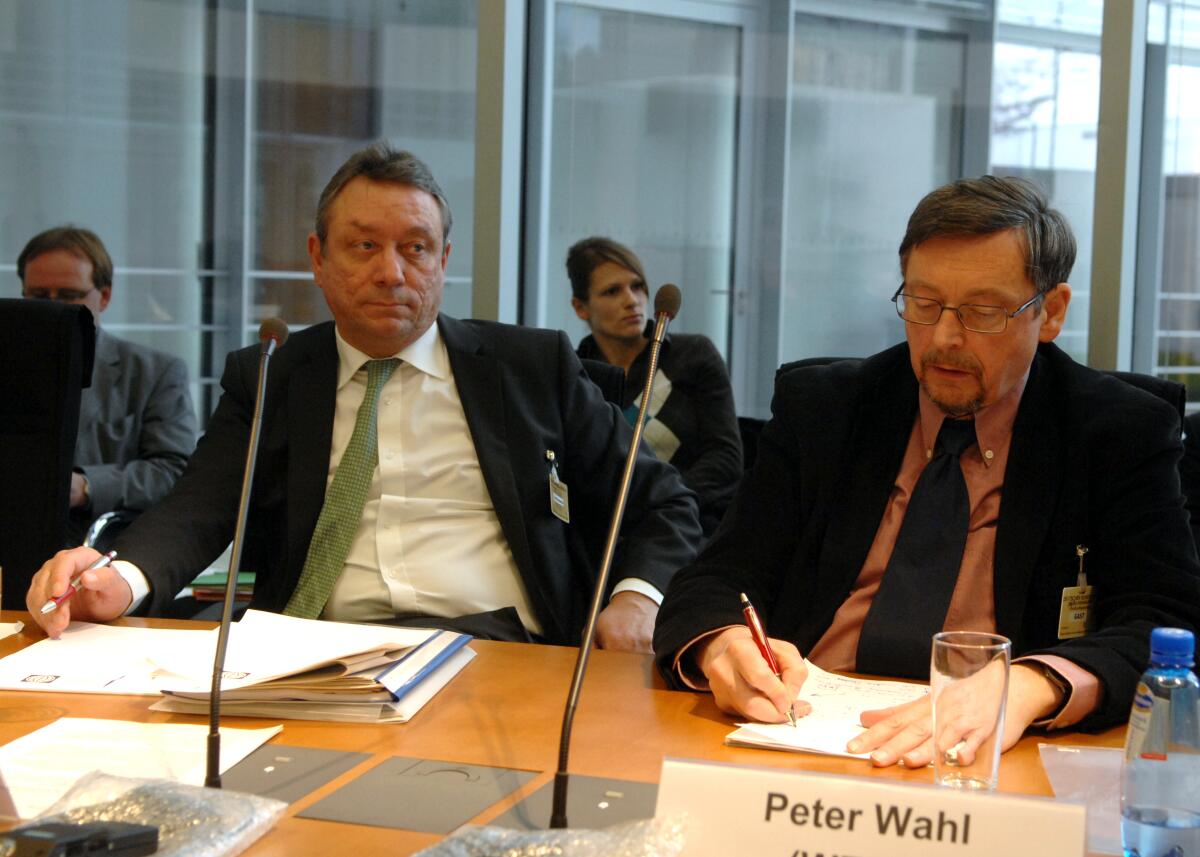 Mit Beteiligung der Sachverständigen Dr. Yash Tandon, Dr. Louis Kasekende, Wolfgang Kroh, KfW, Peter Wolff, (li.), und Peter Wahl, (re.), tagt der Ausschuss für wirtschaftliche Zusammenarbeit und Entwicklung des Deutschen Bundestages unter der Leitung des Ausschussvorsitzenden Thilo Hoppe, Bündnis 90/Die Grünen. Wolff, Peter; Wahl, Peter Mit Beteiligung der Sachverständigen Dr. Yash Tandon, Dr. Louis Kasekende, Wolfgang Kroh, KfW, Peter Wolff, (li.), und Peter Wahl, (re.), tagt der Ausschuss für wirtschaftliche Zusammenarbeit und Entwicklung des Deutschen Bundestages unter der Leitung des Ausschussvorsitzenden Thilo Hoppe, Bündnis 90/Die Grünen.