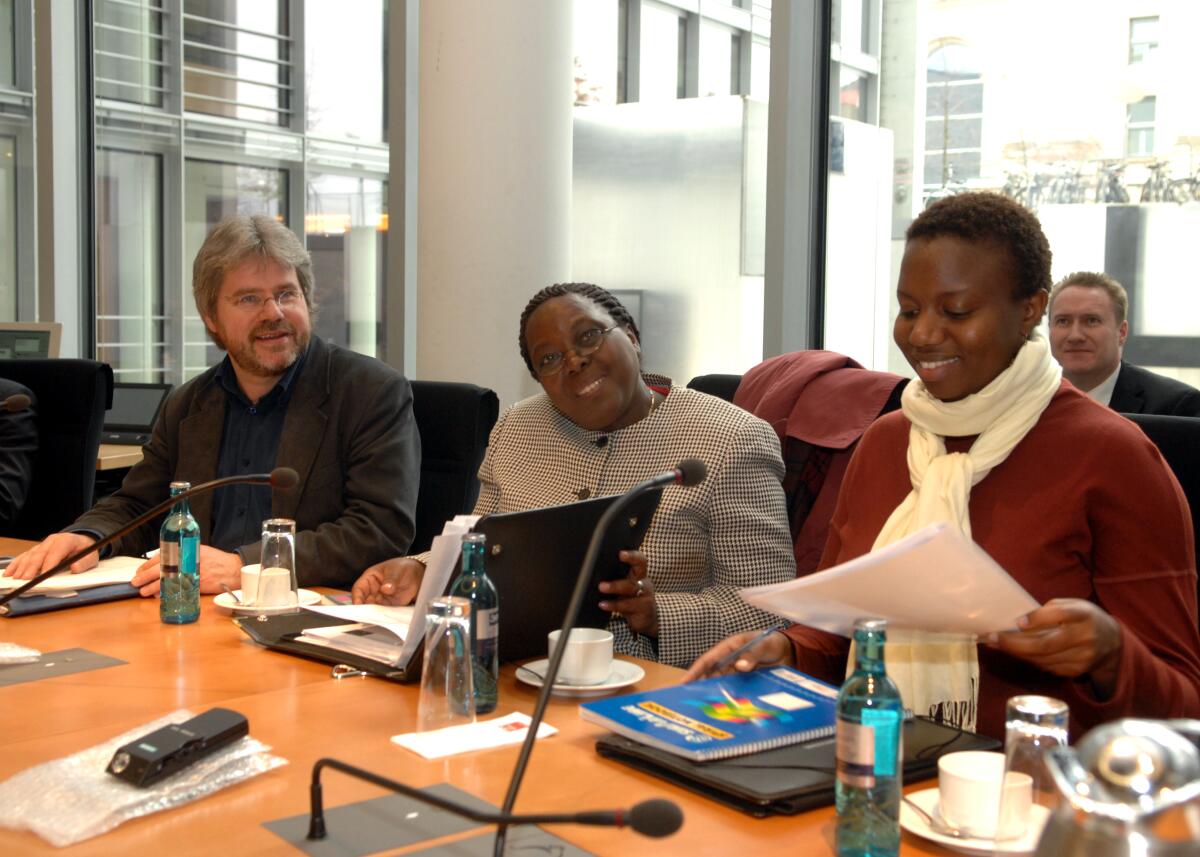 Thilo Hoppe, Bündnis 90/Die Grünen, Vorsitzender des Ausschusses für wirtschaftliche Zusammenarbeit und Entwicklung des deutschen Bundestages, empfängt Parlamentarier aus Kenia und Kamerun. Hoppe, Thilo Thilo Hoppe, Bündnis 90/Die Grünen, Vorsitzender des Ausschusses für wirtschaftliche Zusammenarbeit und Entwicklung des deutschen Bundestages, empfängt Parlamentarier aus Kenia und Kamerun.