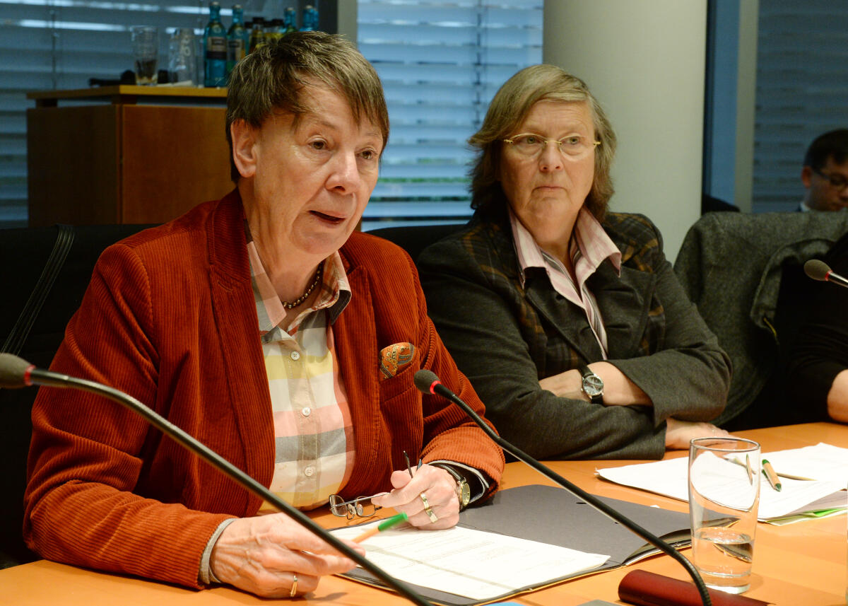 Höhn, Bärbel; Hendricks, Barbara Barbara Hendricks, (li), SPD, Bundesministerin für Umwelt, Naturschutz, Bau und Reaktorsicherheit, ist zu Gast beim gleichnamigen Ausschuss des Deutschen Bundestages. Die Sitzung wird von der Vorsitzenden des Ausschusses, Bärbel Höhn, (re), Bündnis 90/Die Grünen, geleitet.
