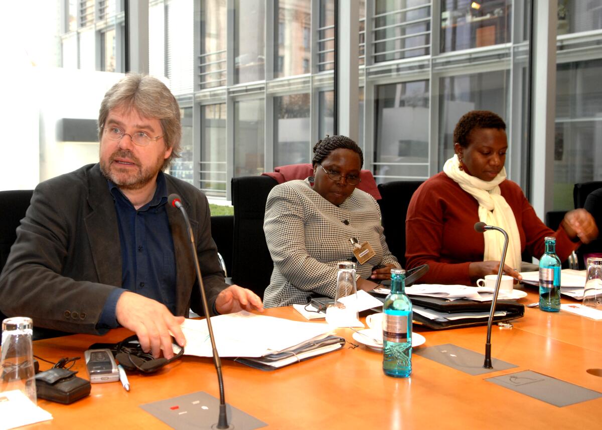 Thilo Hoppe, Bündnis 90/Die Grünen, Vorsitzender des Ausschusses für wirtschaftliche Zusammenarbeit und Entwicklung des deutschen Bundestages, empfängt Parlamentarier aus Kenia und Kamerun. Hoppe, Thilo Thilo Hoppe, Bündnis 90/Die Grünen, Vorsitzender des Ausschusses für wirtschaftliche Zusammenarbeit und Entwicklung des deutschen Bundestages, empfängt Parlamentarier aus Kenia und Kamerun.