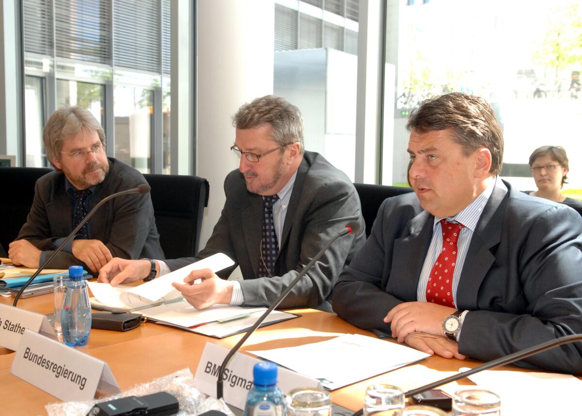 Thilo Hoppe, (li), Bündnis 90/Die Grünen, Vorsitzender des Ausschusses für wirtschaftliche Zusammenarbeit und Entwicklung im Deutschen Bundestag, begrüßt Sigmar Gabriel, BMin. für Umwelt, SPD, (re), zur Ausschusssitzung. Hoppe, Thilo; Gabriel, Sigmar Thilo Hoppe, (li), Bündnis 90/Die Grünen, Vorsitzender des Ausschusses für wirtschaftliche Zusammenarbeit und Entwicklung im Deutschen Bundestag, begrüßt Sigmar Gabriel, BMin. für Umwelt, SPD, (re), zur Ausschusssitzung.