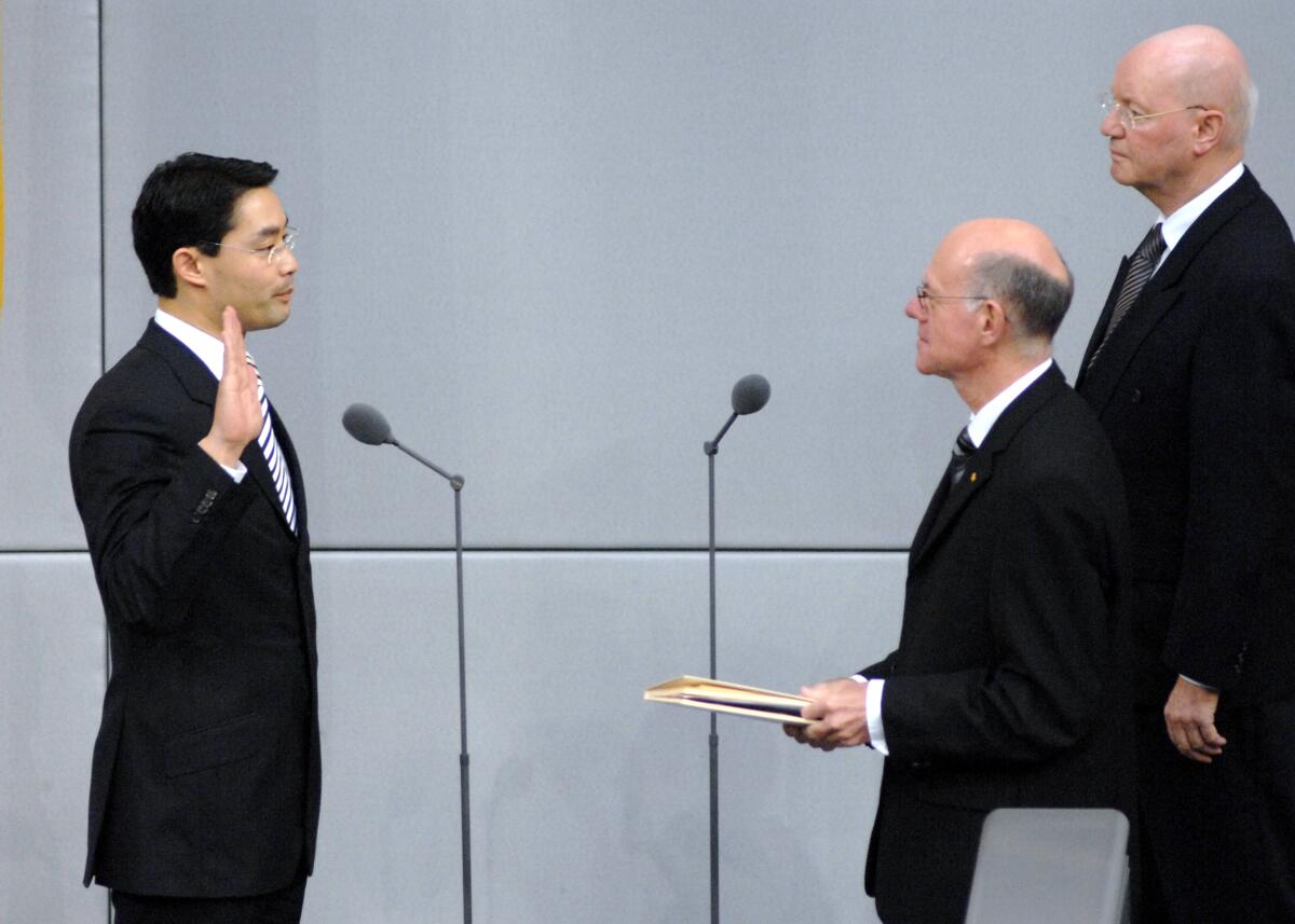 Lammert, Norbert; Rösler, Philipp; Stelzl, Hans-Joachim Bekanntgabe der Bildung der Bundesregierung und Eidesleistung der Bundesminister. Bundestagspräsident Prof. Dr. Norbert Lammert, CDU/CSU, (re), nimmt den neu ernannten Ministern den Eid ab. Hier der Bundesminister für Gesundheit Philipp Rösler, FDP.; Bundesgesundheitsminister.