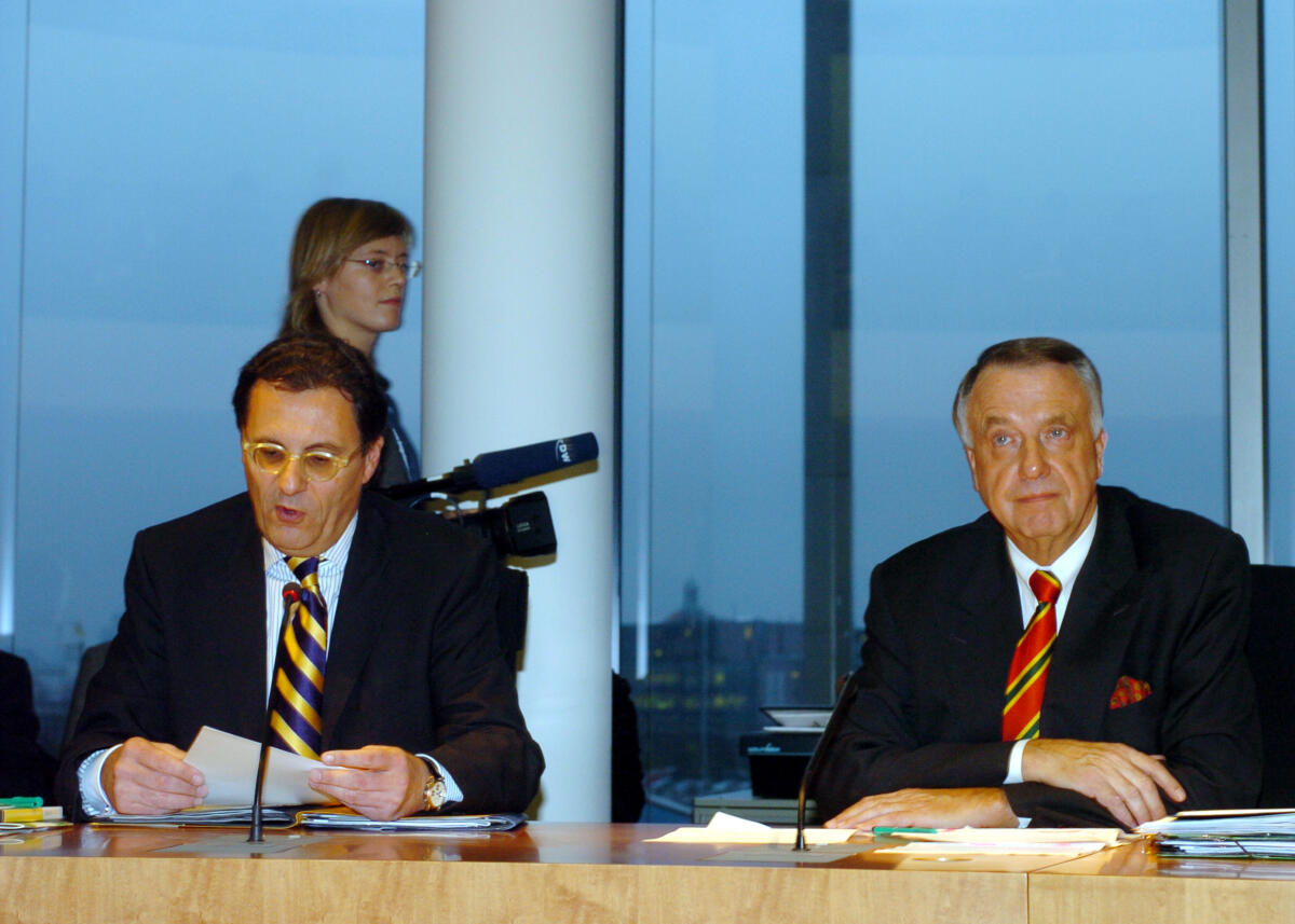 Ausschussvorsitzende Hans-Joachim Otto, FDP, (li.), MdB, und Staatsminister Bernd Neumann, (re.), CDU/CSU, während der Sitzung des Ausschuss für Kultur und Medien. Otto, Hans-Joachim; Neumann, Bernd Ausschussvorsitzende Hans-Joachim Otto, FDP, (li.), MdB, und Staatsminister Bernd Neumann, (re.), CDU/CSU, während der Sitzung des Ausschuss für Kultur und Medien.