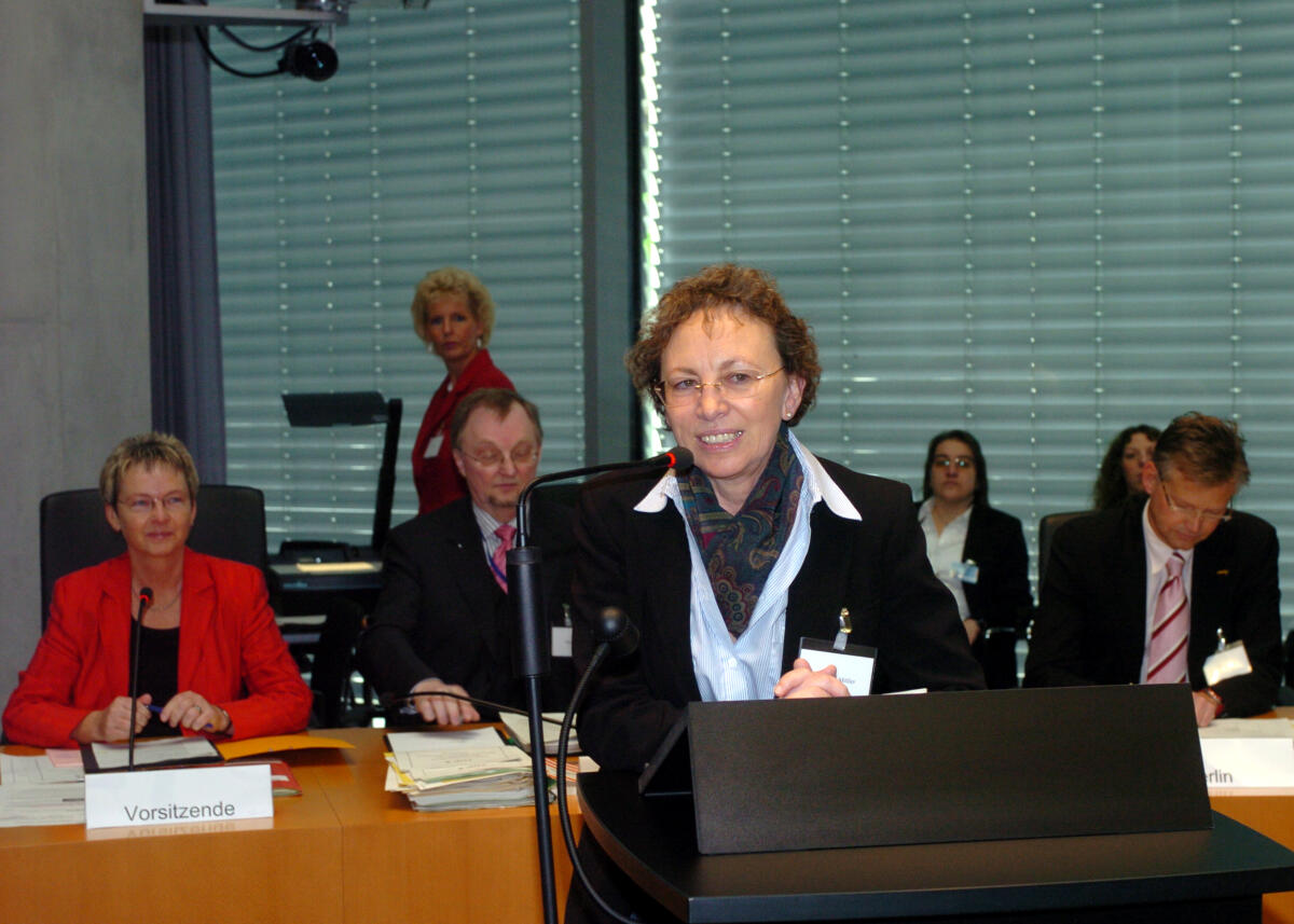 Arbeitssitzung der Petitionsausschüsse des Bundes und der Länder und der Bürgerbeauftragten aus der Bundesrepublik Deutschland und dem deutschsprachigen Raum Europas im Anhörungssaal des Marie-Elisabeth-Lüders-Hauses. Links im Hintergrund die Vorsitzende des Petitionsausschusses des Deutschen Bundestages, Kersten Naumann, MdB, DIE LINKE, rechts Ralf Hillenberg aus dem Abgeordnetenhaus Berlin, am Rednerpult Gabriele Lösekrug-Möller, MdB, SPD. Naumann, Kersten; Hillenberg, Ralf; Lösekrug-Möller, Gabriele Arbeitssitzung der Petitionsausschüsse des Bundes und der Länder und der Bürgerbeauftragten aus der Bundesrepublik Deutschland und dem deutschsprachigen Raum Europas im Anhörungssaal des Marie-Elisabeth-Lüders-Hauses. Links im Hintergrund die Vorsitzende des Petitionsausschusses des Deutschen Bundestages, Kersten Naumann, MdB, DIE LINKE, rechts Ralf Hillenberg aus dem Abgeordnetenhaus Berlin, am Rednerpult Gabriele Lösekrug-Möller, MdB, SPD.