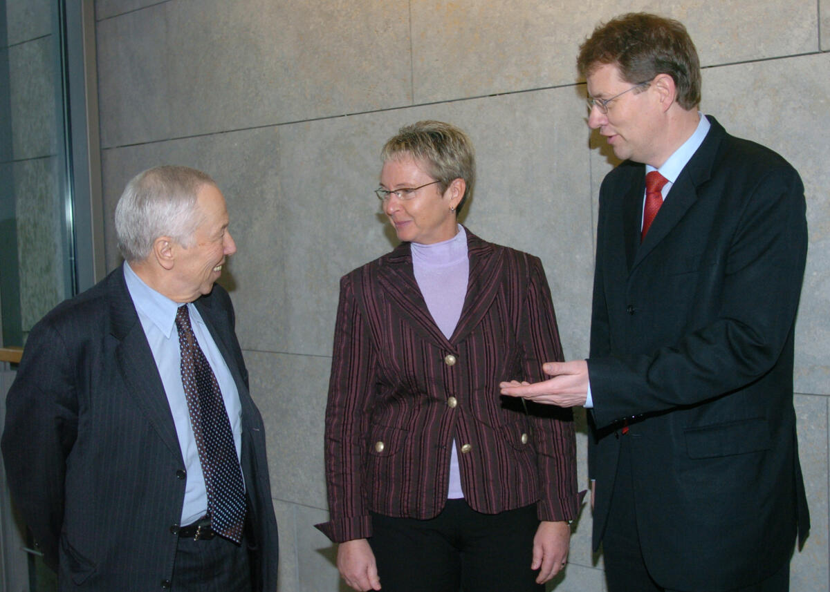 Der Petitionsausschuss des Deutschen Bundestages, hier die Vorsitzende Kersten Naumann, DIE LINKE, und der stellvertretende Vorsitzende Gero Storjohann, CDU/CSU, (re.), hat eine gemeinsame Sitzung mit dem Vorsitzenden des Petitionsausschusses von Polen, Marcin Libicki, (li.). Naumann, Kersten; Storjohann, Gero; Libicki, Marcin Der Petitionsausschuss des Deutschen Bundestages, hier die Vorsitzende Kersten Naumann, DIE LINKE, und der stellvertretende Vorsitzende Gero Storjohann, CDU/CSU, (re.), hat eine gemeinsame Sitzung mit dem Vorsitzenden des Petitionsausschusses von Polen, Marcin Libicki, (li.).