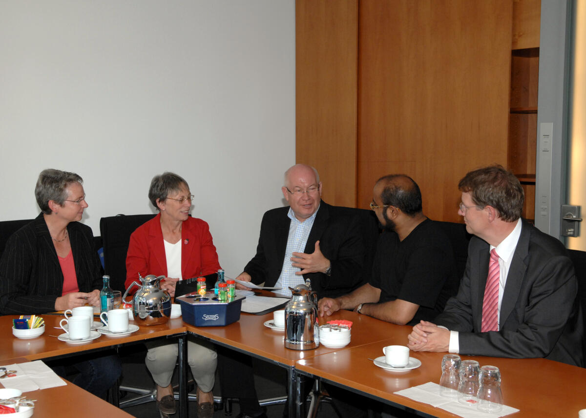 Ausschusssitzung des Petitionsausschusses des Deutschen Bundestages. Die Vorsitzende des Ausschusses, Kersten Naumann, DIE LINKE., (li.), Gabriele Lösekrug-Möller, SPD, (2.v.li.), Ullrich Galle, Bürgerbeauftragter des Landes Rheinland/Pfalz, (3.v.li.), Josef Philip Winkler, Bündnis 90/Die Grünen, (2.v.re.), Gero Storjohann, CDU/CSU, (re.), im Gespräch. Naumann, Kersten; Lösekrug-Möller, Gabriele; Galle, Ullrich; Winkler, Josef Philip; Storjohann, Gero Ausschusssitzung des Petitionsausschusses des Deutschen Bundestages. Die Vorsitzende des Ausschusses, Kersten Naumann, DIE LINKE., (li.), Gabriele Lösekrug-Möller, SPD, (2.v.li.), Ullrich Galle, Bürgerbeauftragter des Landes Rheinland/Pfalz, (3.v.li.), Josef Philip Winkler, Bündnis 90/Die Grünen, (2.v.re.), Gero Storjohann, CDU/CSU, (re.), im Gespräch.