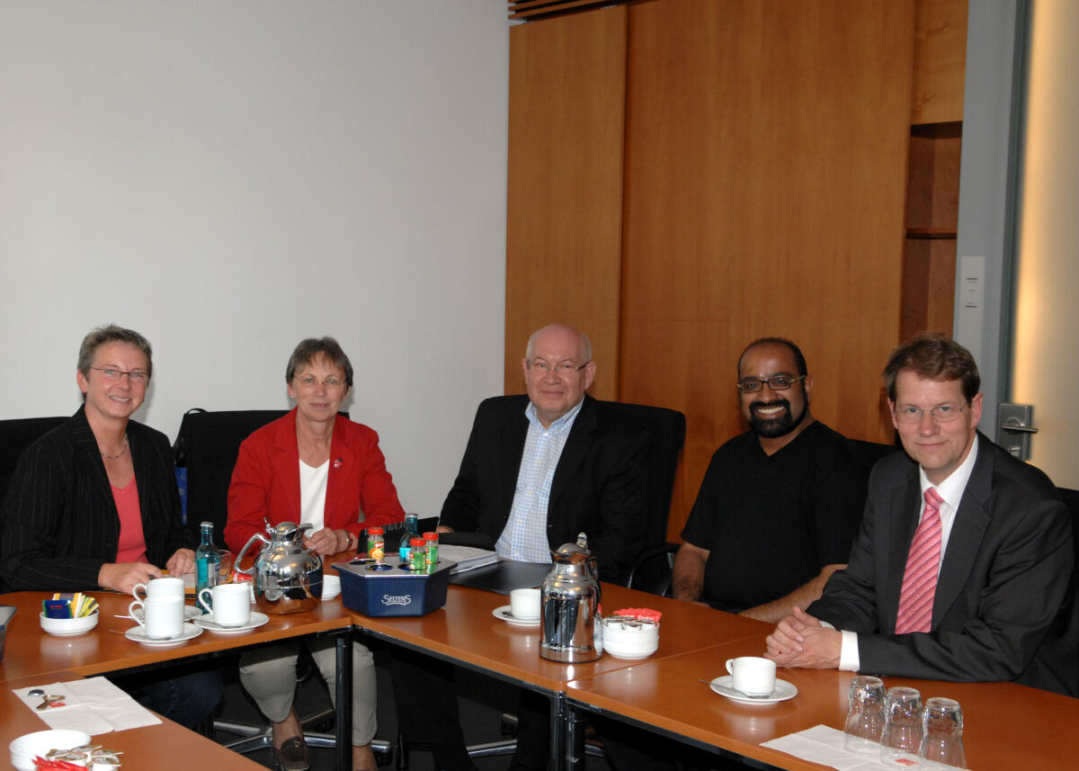 Ausschusssitzung des Petitionsausschusses des Deutschen Bundestages. Die Vorsitzende des Ausschusses, Kersten Naumann, DIE LINKE., (li.), Gabriele Lösekrug-Möller, SPD, (2.v.li.), Ullrich Galle, Bürgerbeauftragter des Landes Rheinland/Pfalz, (3.v.li.), Josef Philip Winkler, Bündnis 90/Die Grünen, (2.v.re.), Gero Storjohann, CDU/CSU, (re.), im Gespräch. Naumann, Kersten; Lösekrug-Möller, Gabriele; Galle, Ullrich; Winkler, Josef Philip; Storjohann, Gero Ausschusssitzung des Petitionsausschusses des Deutschen Bundestages. Die Vorsitzende des Ausschusses, Kersten Naumann, DIE LINKE., (li.), Gabriele Lösekrug-Möller, SPD, (2.v.li.), Ullrich Galle, Bürgerbeauftragter des Landes Rheinland/Pfalz, (3.v.li.), Josef Philip Winkler, Bündnis 90/Die Grünen, (2.v.re.), Gero Storjohann, CDU/CSU, (re.), im Gespräch.