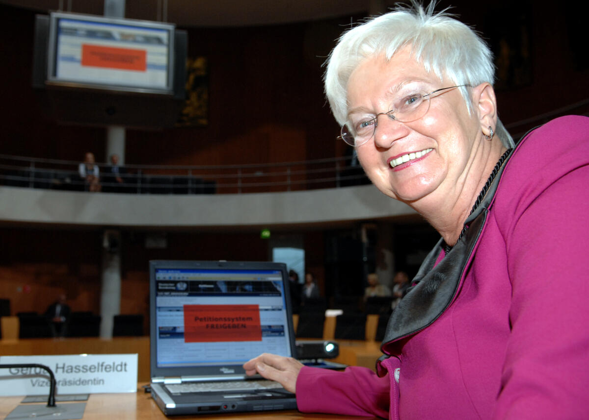 Im Anschluss an eine öffentliche Sitzung des Petitionsausschusses des Deutschen Bundestages schaltet Bundestagsvizepräsidentin Gerda Hasselfeldt, CDU/CSU, den neuen und verbesserten Internetauftritt für elektronische Petitionen frei. Hasselfeldt, Gerda Im Anschluss an eine öffentliche Sitzung des Petitionsausschusses des Deutschen Bundestages schaltet Bundestagsvizepräsidentin Gerda Hasselfeldt, CDU/CSU, den neuen und verbesserten Internetauftritt für elektronische Petitionen frei.