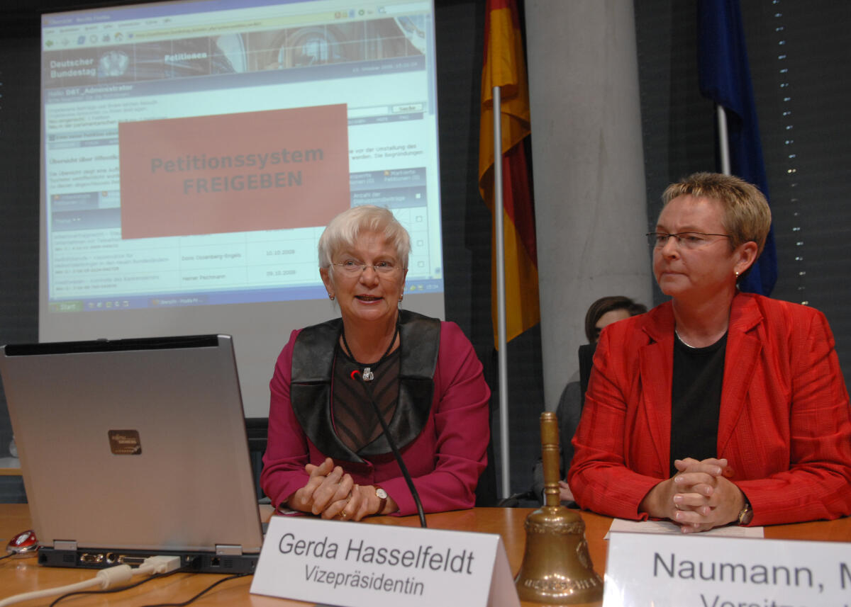 Im Anschluss an eine öffentliche Sitzung des Petitionsausschusses des Deutschen Bundestages schaltet Bundestagsvizepräsidentin Gerda Hasselfeldt, (li.), CDU/CSU, den neuen und verbesserten Internetauftritt für elektronische Petitionen frei. Vorsitzende des Ausschusses Kersten Naumann, (re.), DIE LINKE. Hasselfeldt, Gerda; Naumann, Kersten Im Anschluss an eine öffentliche Sitzung des Petitionsausschusses des Deutschen Bundestages schaltet Bundestagsvizepräsidentin Gerda Hasselfeldt, (li.), CDU/CSU, den neuen und verbesserten Internetauftritt für elektronische Petitionen frei. Vorsitzende des Ausschusses Kersten Naumann, (re.), DIE LINKE.