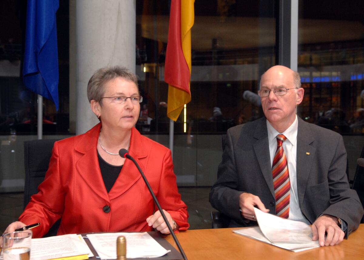 Bundestagspräsident Prof. Dr. Norbert Lammert, CDU/CSU, bei der öffentlichen Beratung des Petitionsausschusses des Deutschen Bundestages zum Thema "Heimkinder". Ausschussvorsitzende Kersten Naumann, DIE LINKE., leitet die Sitzung. Dazu wurden die "ehemaligen Heimkinder" aus den 60er und 70er Jahren, Wolfgang Rosenkötter, Elke Meister, Wolfgang Bahr, Klaus Linnebrügger, Richard Sucker, Michael-Peter Schiltsky, Wolfgang Focke und Marlies Löhr, eingeladen. Naumann, Kersten; Lammert, Norbert Bundestagspräsident Prof. Dr. Norbert Lammert, CDU/CSU, bei der öffentlichen Beratung des Petitionsausschusses des Deutschen Bundestages zum Thema "Heimkinder". Ausschussvorsitzende Kersten Naumann, DIE LINKE., leitet die Sitzung. Dazu wurden die "ehemaligen Heimkinder" aus den 60er und 70er Jahren, Wolfgang Rosenkötter, Elke Meister, Wolfgang Bahr, Klaus Linnebrügger, Richard Sucker, Michael-Peter Schiltsky, Wolfgang Focke und Marlies Löhr, eingeladen.
