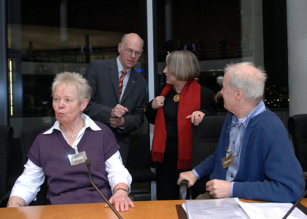 Bundestagspräsident Prof. Dr. Norbert Lammert, (2.v.li.), CDU/CSU, hier im Gespräch mit Antje Vollmer, (2.v.li.), bei der öffentlichen Beratung des Petitionsausschusses des Deutschen Bundestages zum Thema "Heimkinder". Ausschussvorsitzende Kersten Naumann, DIE LINKE., leitet die Sitzung. Dazu wurden die "ehemaligen Heimkinder" aus den 60er und 70er Jahren, Wolfgang Rosenkötter, Elke Meister, Wolfgang Bahr, Klaus Linnebrügger, (re.), Richard Sucker, Michael-Peter Schiltsky, Wolfgang Focke und Marlies Löhr, (li.), eingeladen. Lammert, Norbert; Vollmer, Antje; Löhr, Marlies; Linnebrügger, Klaus Bundestagspräsident Prof. Dr. Norbert Lammert, (2.v.li.), CDU/CSU, hier im Gespräch mit Antje Vollmer, (2.v.li.), bei der öffentlichen Beratung des Petitionsausschusses des Deutschen Bundestages zum Thema "Heimkinder". Ausschussvorsitzende Kersten Naumann, DIE LINKE., leitet die Sitzung. Dazu wurden die "ehemaligen Heimkinder" aus den 60er und 70er Jahren, Wolfgang Rosenkötter, Elke Meister, Wolfgang Bahr, Klaus Linnebrügger, (re.), Richard Sucker, Michael-Peter Schiltsky, Wolfgang Focke und Marlies Löhr, (li.), eingeladen.