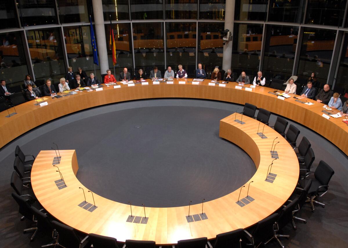 Bundestagspräsident Prof. Dr. Norbert Lammert, CDU/CSU, bei der öffentlichen Beratung des Petitionsausschusses des Deutschen Bundestages zum Thema "Heimkinder". Ausschussvorsitzende Kersten Naumann, DIE LINKE., leitet die Sitzung. Dazu wurden die "ehemaligen Heimkinder" aus den 60er und 70er Jahren, Wolfgang Rosenkötter, Elke Meister, Wolfgang Bahr, Klaus Linnebrügger, Richard Sucker, Michael-Peter Schiltsky, Wolfgang Focke und Marlies Löhr, eingeladen.; Übersicht. Bundestagspräsident Prof. Dr. Norbert Lammert, CDU/CSU, bei der öffentlichen Beratung des Petitionsausschusses des Deutschen Bundestages zum Thema "Heimkinder". Ausschussvorsitzende Kersten Naumann, DIE LINKE., leitet die Sitzung. Dazu wurden die "ehemaligen Heimkinder" aus den 60er und 70er Jahren, Wolfgang Rosenkötter, Elke Meister, Wolfgang Bahr, Klaus Linnebrügger, Richard Sucker, Michael-Peter Schiltsky, Wolfgang Focke und Marlies Löhr, eingeladen.; Übersicht.