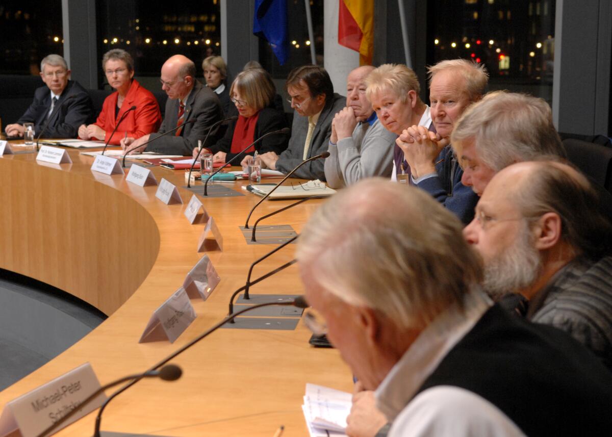 Bundestagspräsident Prof. Dr. Norbert Lammert, CDU/CSU, bei der öffentlichen Beratung des Petitionsausschusses des Deutschen Bundestages zum Thema "Heimkinder". Ausschussvorsitzende Kersten Naumann, DIE LINKE., leitet die Sitzung. Dazu wurden die "ehemaligen Heimkinder" aus den 60er und 70er Jahren, Wolfgang Rosenkötter, Elke Meister, Wolfgang Bahr, Klaus Linnebrügger, Richard Sucker, Michael-Peter Schiltsky, Wolfgang Focke und Marlies Löhr, eingeladen.; Übersicht. Naumann, Kersten; Lammert, Norbert; Vollmer, Antje Bundestagspräsident Prof. Dr. Norbert Lammert, CDU/CSU, bei der öffentlichen Beratung des Petitionsausschusses des Deutschen Bundestages zum Thema "Heimkinder". Ausschussvorsitzende Kersten Naumann, DIE LINKE., leitet die Sitzung. Dazu wurden die "ehemaligen Heimkinder" aus den 60er und 70er Jahren, Wolfgang Rosenkötter, Elke Meister, Wolfgang Bahr, Klaus Linnebrügger, Richard Sucker, Michael-Peter Schiltsky, Wolfgang Focke und Marlies Löhr, eingeladen.; Übersicht.