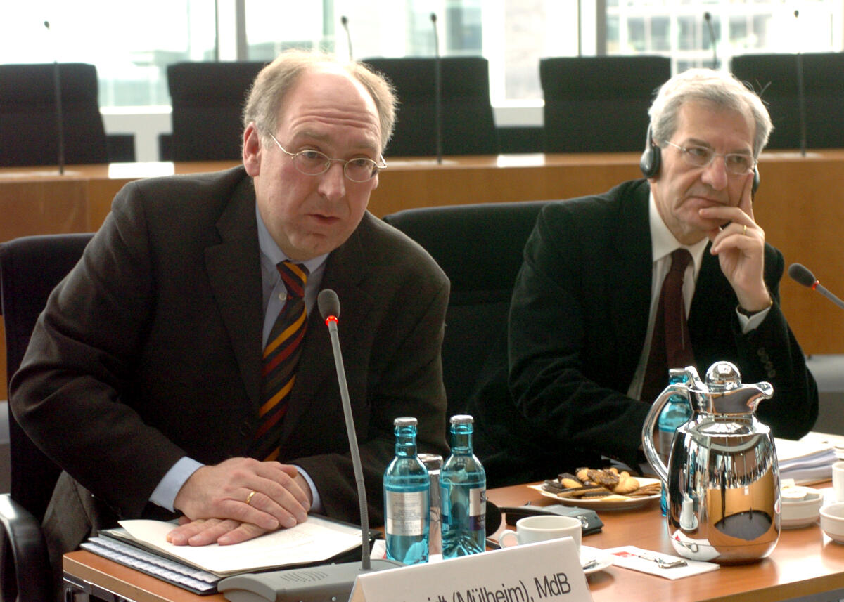 Andreas Schmidt, (Mülheim), CDU/CSU, (li.), Vorsitzender des Rechtsausschusses des Deutschen Bundestages, Mitglied des Deutschen Bundestages, MdB, Bundestagsabgeordneter, leitet die gemeinsame Sitzung der Ausschüsse für verfassungsrechtliche Angelegenheiten des Deutschen Bundestages und des italienischen Abgeordnetenhauses im Europasaal des Paul-Löbe-Hauses. Rechts der Vorsitzende Kollege aus Italien, Luciano Violante. Schmidt, Andreas; Violante, Luciano Andreas Schmidt, (Mülheim), CDU/CSU, (li.), Vorsitzender des Rechtsausschusses des Deutschen Bundestages, Mitglied des Deutschen Bundestages, MdB, Bundestagsabgeordneter, leitet die gemeinsame Sitzung der Ausschüsse für verfassungsrechtliche Angelegenheiten des Deutschen Bundestages und des italienischen Abgeordnetenhauses im Europasaal des Paul-Löbe-Hauses. Rechts der Vorsitzende Kollege aus Italien, Luciano Violante.