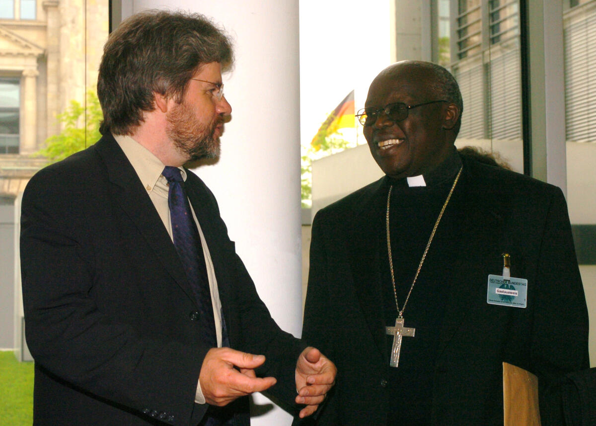 Thilo Hoppe, (li) Bündnis90/Die Grünen, Vorsitzender des Ausschusses für wirtschaftliche Zusammenarbeit und Entwicklung empfängt den katholischen Erzbischof von Gulu (Uganda), John Baptist Odama (re). Hoppe, Thilo; Odama, John Baptist Thilo Hoppe, (li) Bündnis90/Die Grünen, Vorsitzender des Ausschusses für wirtschaftliche Zusammenarbeit und Entwicklung empfängt den katholischen Erzbischof von Gulu (Uganda), John Baptist Odama (re).