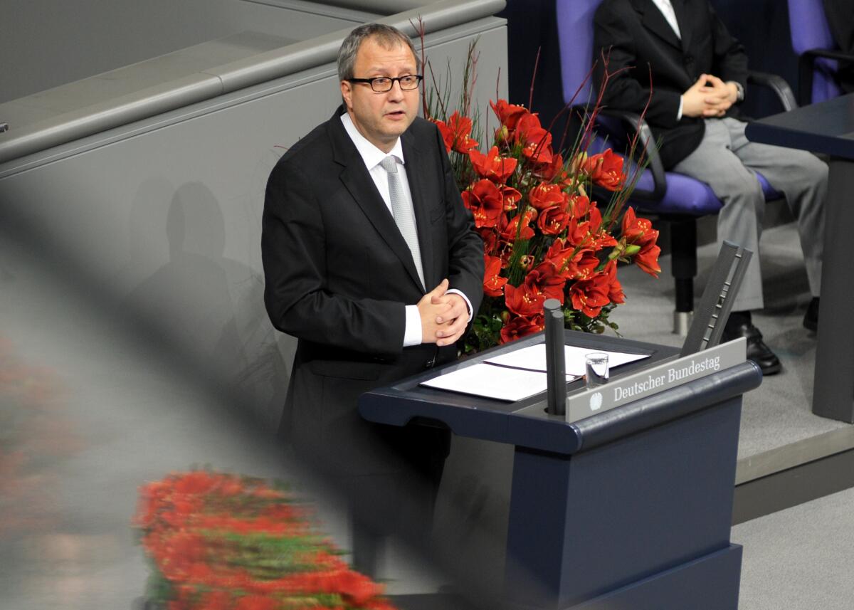 Zentrale Gedenkstunde zum Volkstrauertag 2013 im Plenarsaal des Deutschen Bundestages im Reichstagsgebäude. Prof. Dr. Andreas Voßkuhle, (hier im Bild), Präsident des Bundesverfassungsgerichts, hält die Gedenkrede, Bundespräsident Dr. Joachim Gauck spricht das Totengedenken, Außenminister a. D. Markus Meckel, Präsident des Volksbundes Deutsche Kriegsgräberfürsorge e. V., begrüßt die Gäste und Teilnehmer der Gedenkveranstaltung. Für den Deutschen Bundestages nimmt Bundestagsvizepräsidentin Ulla Schmidt teil , für den Bundesrat Bundesratspräsident Stephan Weil sowie für die Bundesregierung Bundesverteidigungsminister Dr. Thomas de Maizière.; Rednerpult, Rede, Mikro, Mikrofon, Blumen. Voßkuhle, Andreas Zentrale Gedenkstunde zum Volkstrauertag 2013 im Plenarsaal des Deutschen Bundestages im Reichstagsgebäude. Prof. Dr. Andreas Voßkuhle, (hier im Bild), Präsident des Bundesverfassungsgerichts, hält die Gedenkrede, Bundespräsident Dr. Joachim Gauck spricht das Totengedenken, Außenminister a. D. Markus Meckel, Präsident des Volksbundes Deutsche Kriegsgräberfürsorge e. V., begrüßt die Gäste und Teilnehmer der Gedenkveranstaltung. Für den Deutschen Bundestages nimmt Bundestagsvizepräsidentin Ulla Schmidt teil , für den Bundesrat Bundesratspräsident Stephan Weil sowie für die Bundesregierung Bundesverteidigungsminister Dr. Thomas de Maizière.; Rednerpult, Rede, Mikro, Mikrofon, Blumen.