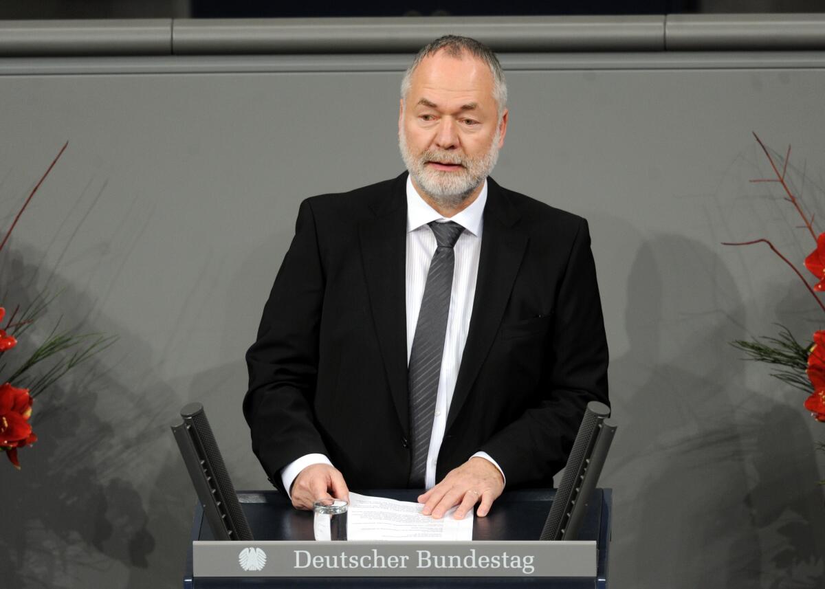 Zentrale Gedenkstunde zum Volkstrauertag 2013 im Plenarsaal des Deutschen Bundestages im Reichstagsgebäude. Prof. Dr. Andreas Voßkuhle, Präsident des Bundesverfassungsgerichts, hält die Gedenkrede, Bundespräsident Dr. Joachim Gauck spricht das Totengedenken, Außenminister a. D. Markus Meckel, (hier im Bild), Präsident des Volksbundes Deutsche Kriegsgräberfürsorge e. V., begrüßt die Gäste und Teilnehmer der Gedenkveranstaltung. Für den Deutschen Bundestag nimmt Bundestagsvizepräsidentin Ulla Schmidt teil , für den Bundesrat Bundesratspräsident Stephan Weil sowie für die Bundesregierung Bundesverteidigungsminister Dr. Thomas de Maizière.; Rednerpult, Rede, Mikro, Mikrofon. Meckel, Markus Zentrale Gedenkstunde zum Volkstrauertag 2013 im Plenarsaal des Deutschen Bundestages im Reichstagsgebäude. Prof. Dr. Andreas Voßkuhle, Präsident des Bundesverfassungsgerichts, hält die Gedenkrede, Bundespräsident Dr. Joachim Gauck spricht das Totengedenken, Außenminister a. D. Markus Meckel, (hier im Bild), Präsident des Volksbundes Deutsche Kriegsgräberfürsorge e. V., begrüßt die Gäste und Teilnehmer der Gedenkveranstaltung. Für den Deutschen Bundestag nimmt Bundestagsvizepräsidentin Ulla Schmidt teil , für den Bundesrat Bundesratspräsident Stephan Weil sowie für die Bundesregierung Bundesverteidigungsminister Dr. Thomas de Maizière.; Rednerpult, Rede, Mikro, Mikrofon.