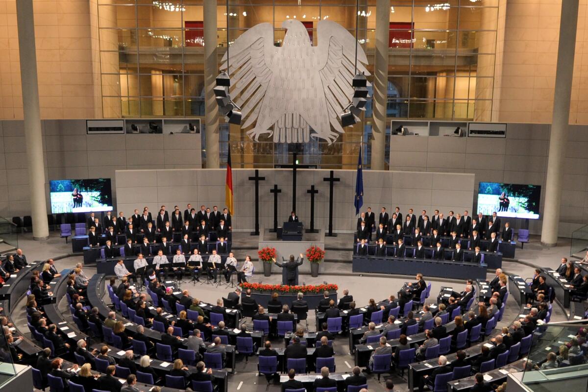 Zentrale Gedenkstunde zum Volkstrauertag 2013 im Plenarsaal des Deutschen Bundestages im Reichstagsgebäude. Prof. Dr. Andreas Voßkuhle, Präsident des Bundesverfassungsgerichts, hält die Gedenkrede, Bundespräsident Dr. Joachim Gauck spricht das Totengedenken, Außenminister a. D. Markus Meckel, Präsident des Volksbundes Deutsche Kriegsgräberfürsorge e. V., begrüßt die Gäste und Teilnehmer der Gedenkveranstaltung. Für den Deutschen Bundestages nimmt Bundestagsvizepräsidentin Ulla Schmidt teil , für den Bundesrat Bundesratspräsident Stephan Weil sowie für die Bundesregierung Bundesverteidigungsminister Dr. Thomas de Maizière.; Übersicht, Bundesadler, Adler, Kreuze, Kreuz. Zentrale Gedenkstunde zum Volkstrauertag 2013 im Plenarsaal des Deutschen Bundestages im Reichstagsgebäude. Prof. Dr. Andreas Voßkuhle, Präsident des Bundesverfassungsgerichts, hält die Gedenkrede, Bundespräsident Dr. Joachim Gauck spricht das Totengedenken, Außenminister a. D. Markus Meckel, Präsident des Volksbundes Deutsche Kriegsgräberfürsorge e. V., begrüßt die Gäste und Teilnehmer der Gedenkveranstaltung. Für den Deutschen Bundestages nimmt Bundestagsvizepräsidentin Ulla Schmidt teil , für den Bundesrat Bundesratspräsident Stephan Weil sowie für die Bundesregierung Bundesverteidigungsminister Dr. Thomas de Maizière.; Übersicht, Bundesadler, Adler, Kreuze, Kreuz.