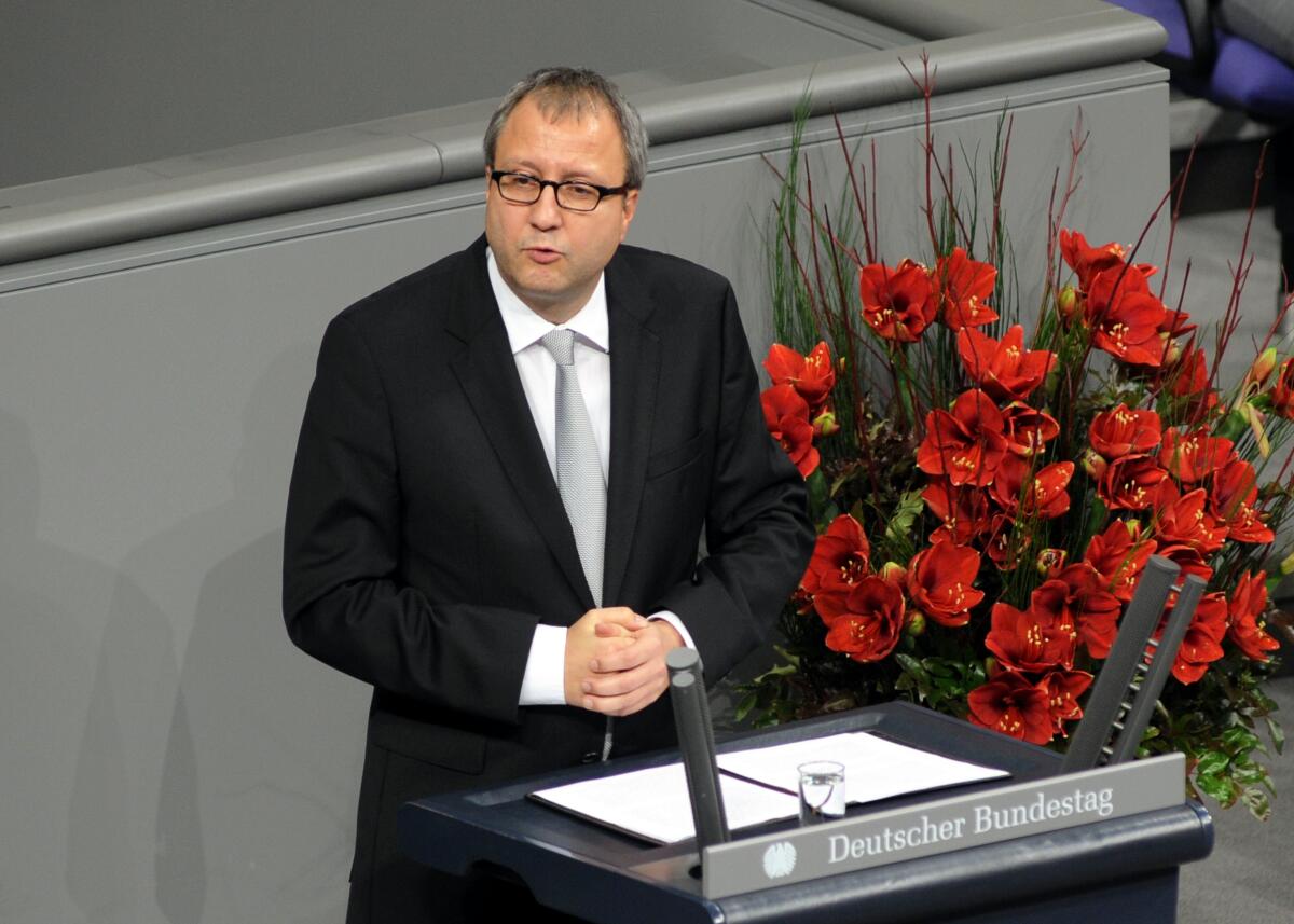 Zentrale Gedenkstunde zum Volkstrauertag 2013 im Plenarsaal des Deutschen Bundestages im Reichstagsgebäude. Prof. Dr. Andreas Voßkuhle, (hier im Bild), Präsident des Bundesverfassungsgerichts, hält die Gedenkrede, Bundespräsident Dr. Joachim Gauck spricht das Totengedenken, Außenminister a. D. Markus Meckel, Präsident des Volksbundes Deutsche Kriegsgräberfürsorge e. V., begrüßt die Gäste und Teilnehmer der Gedenkveranstaltung. Für den Deutschen Bundestages nimmt Bundestagsvizepräsidentin Ulla Schmidt teil , für den Bundesrat Bundesratspräsident Stephan Weil sowie für die Bundesregierung Bundesverteidigungsminister Dr. Thomas de Maizière.; Rednerpult, Rede, Mikro, Mikrofon, Blumen. Voßkuhle, Andreas Zentrale Gedenkstunde zum Volkstrauertag 2013 im Plenarsaal des Deutschen Bundestages im Reichstagsgebäude. Prof. Dr. Andreas Voßkuhle, (hier im Bild), Präsident des Bundesverfassungsgerichts, hält die Gedenkrede, Bundespräsident Dr. Joachim Gauck spricht das Totengedenken, Außenminister a. D. Markus Meckel, Präsident des Volksbundes Deutsche Kriegsgräberfürsorge e. V., begrüßt die Gäste und Teilnehmer der Gedenkveranstaltung. Für den Deutschen Bundestages nimmt Bundestagsvizepräsidentin Ulla Schmidt teil , für den Bundesrat Bundesratspräsident Stephan Weil sowie für die Bundesregierung Bundesverteidigungsminister Dr. Thomas de Maizière.; Rednerpult, Rede, Mikro, Mikrofon, Blumen.
