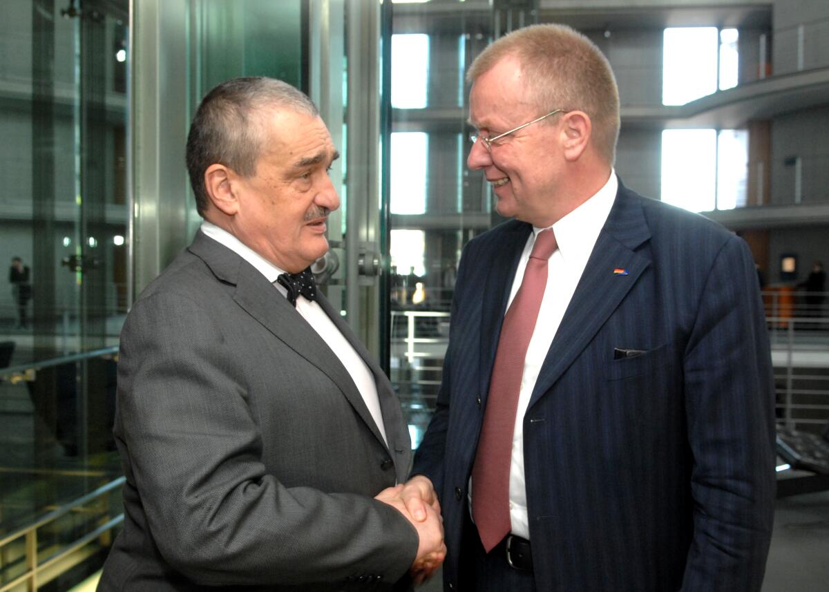 Karel Schwarzenberg, Außenminister der Tschechischen Republik, (li), im Auswärtigen Ausschuss des Deutschen Bundestages. Ruprecht Polenz, (re), CDU/CSU, begrüßt den Gast in der Ausschusssitzung. Polenz, Ruprecht; Schwarzenberg, Karel Karel Schwarzenberg, Außenminister der Tschechischen Republik, (li), im Auswärtigen Ausschuss des Deutschen Bundestages. Ruprecht Polenz, (re), CDU/CSU, begrüßt den Gast in der Ausschusssitzung.