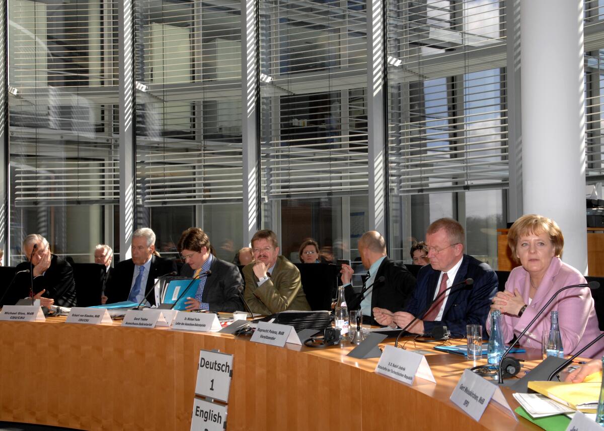Bundeskanzlerin Dr. Angela Merkel, (re), CDU/CSU, im Auswärtigen Ausschuss des Deutschen Bundestages. Ruprecht Polenz, (2.v.re), CDU/CSU, leitet die Ausschusssitzung. Merkel, Angela; Polenz, Ruprecht Bundeskanzlerin Dr. Angela Merkel, (re), CDU/CSU, im Auswärtigen Ausschuss des Deutschen Bundestages. Ruprecht Polenz, (2.v.re), CDU/CSU, leitet die Ausschusssitzung.