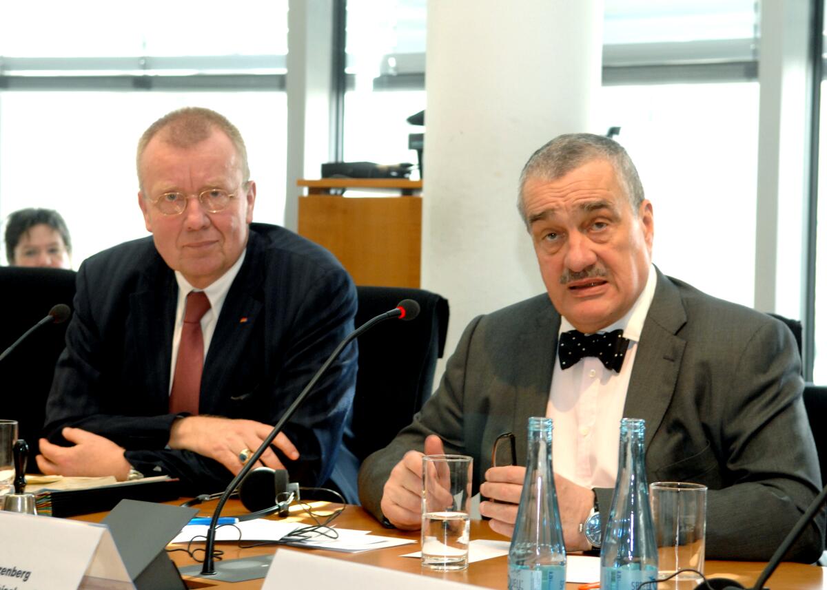 Karel Schwarzenberg, Außenminster der Tschechischen Republik, (re), im Auswärtigen Ausschuss des Deutschen Bundestages. Ruprecht Polenz, (li), CDU/CSU, leitet die Ausschusssitzung. Polenz, Ruprecht; Schwarzenberg, Karel Karel Schwarzenberg, Außenminster der Tschechischen Republik, (re), im Auswärtigen Ausschuss des Deutschen Bundestages. Ruprecht Polenz, (li), CDU/CSU, leitet die Ausschusssitzung.