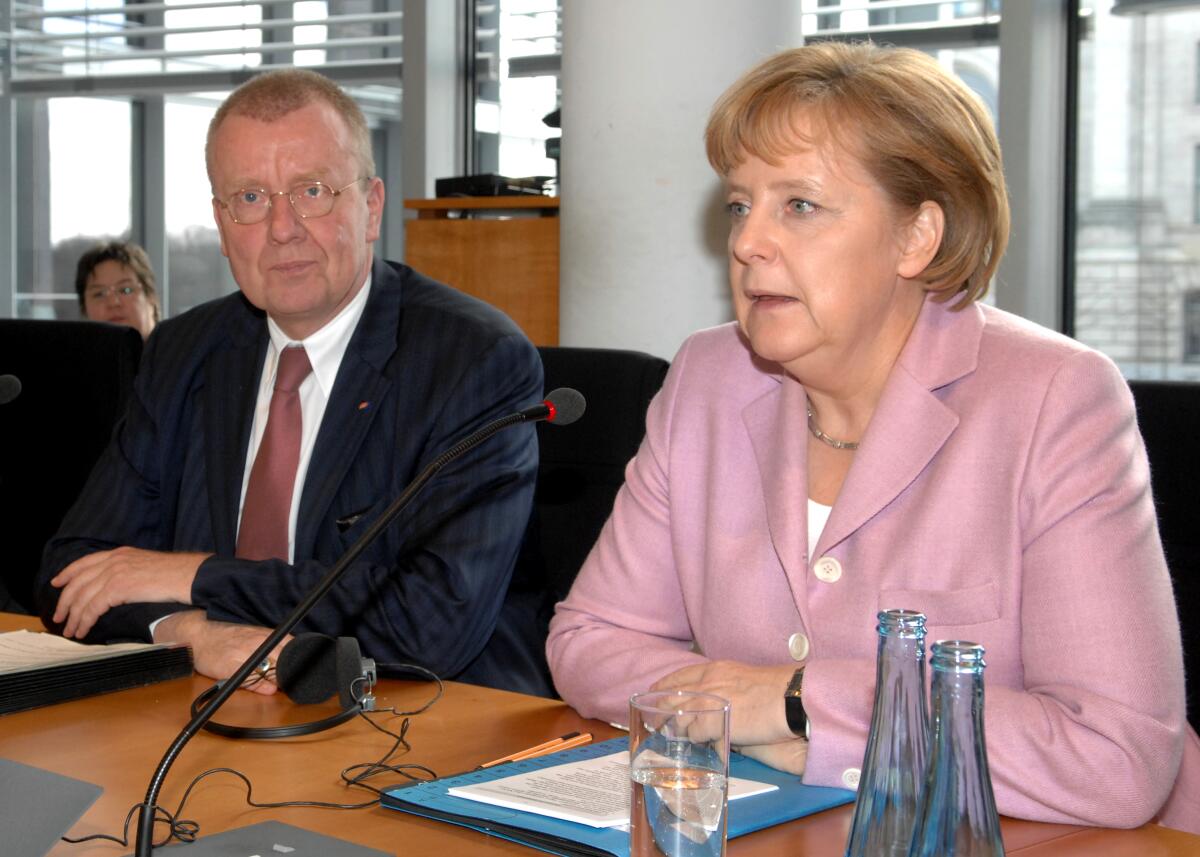 Bundeskanzlerin Dr. Angela Merkel, CDU/CSU, im Auswärtigen Ausschuss des Deutschen Bundestages. Ruprecht Polenz, CDU/CSU, leitet die Ausschusssitzung. Merkel, Angela; Polenz, Ruprecht Bundeskanzlerin Dr. Angela Merkel, CDU/CSU, im Auswärtigen Ausschuss des Deutschen Bundestages. Ruprecht Polenz, CDU/CSU, leitet die Ausschusssitzung.